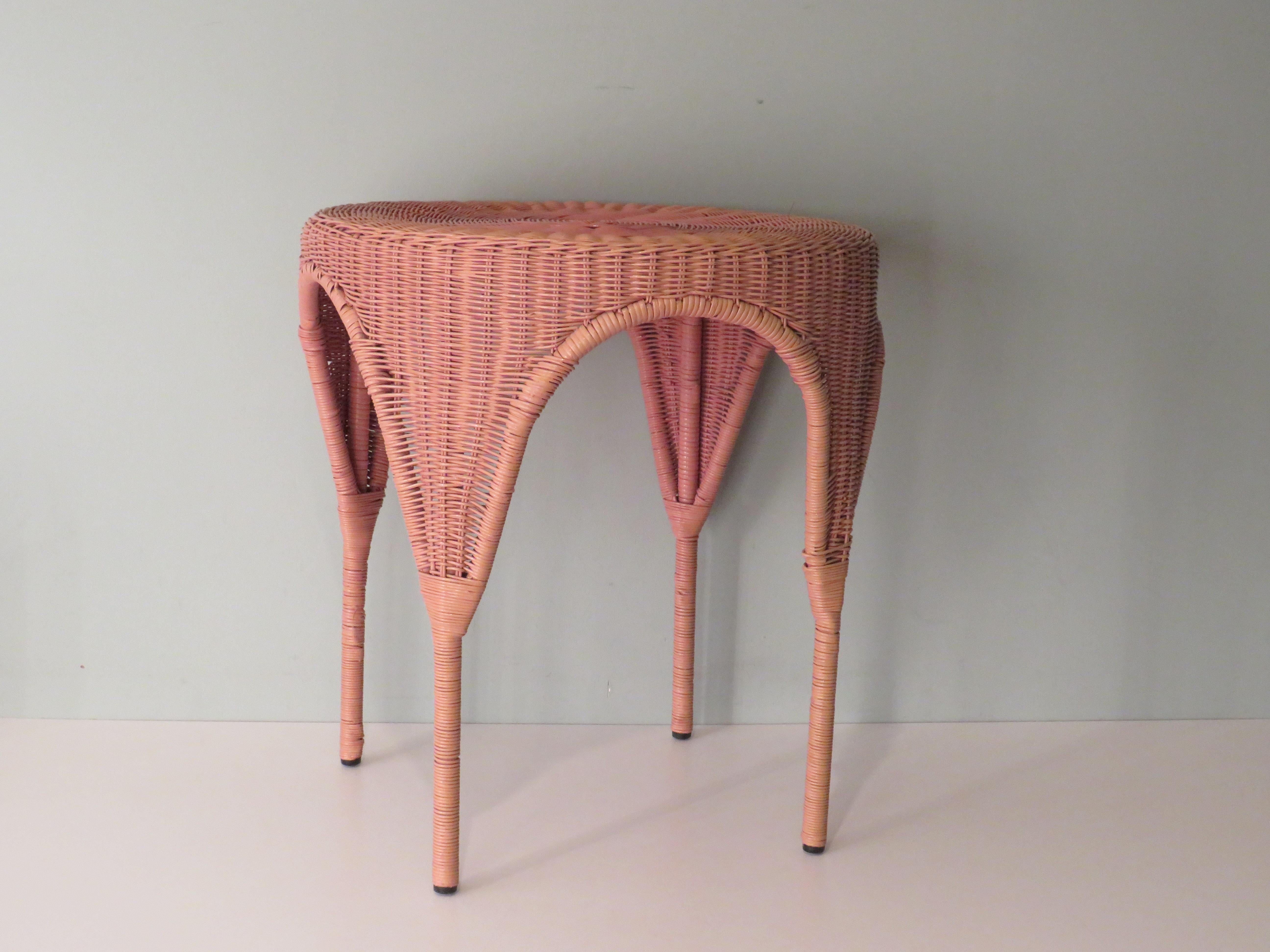 Hand-woven table in rose lacquered cane.
Depending on the incidence of light, it has a pink color with a slight yellowish undertone.
The table has a height of 61 cm and a diameter of 56 cm.
The table has a steel frame wrapped with cane and is