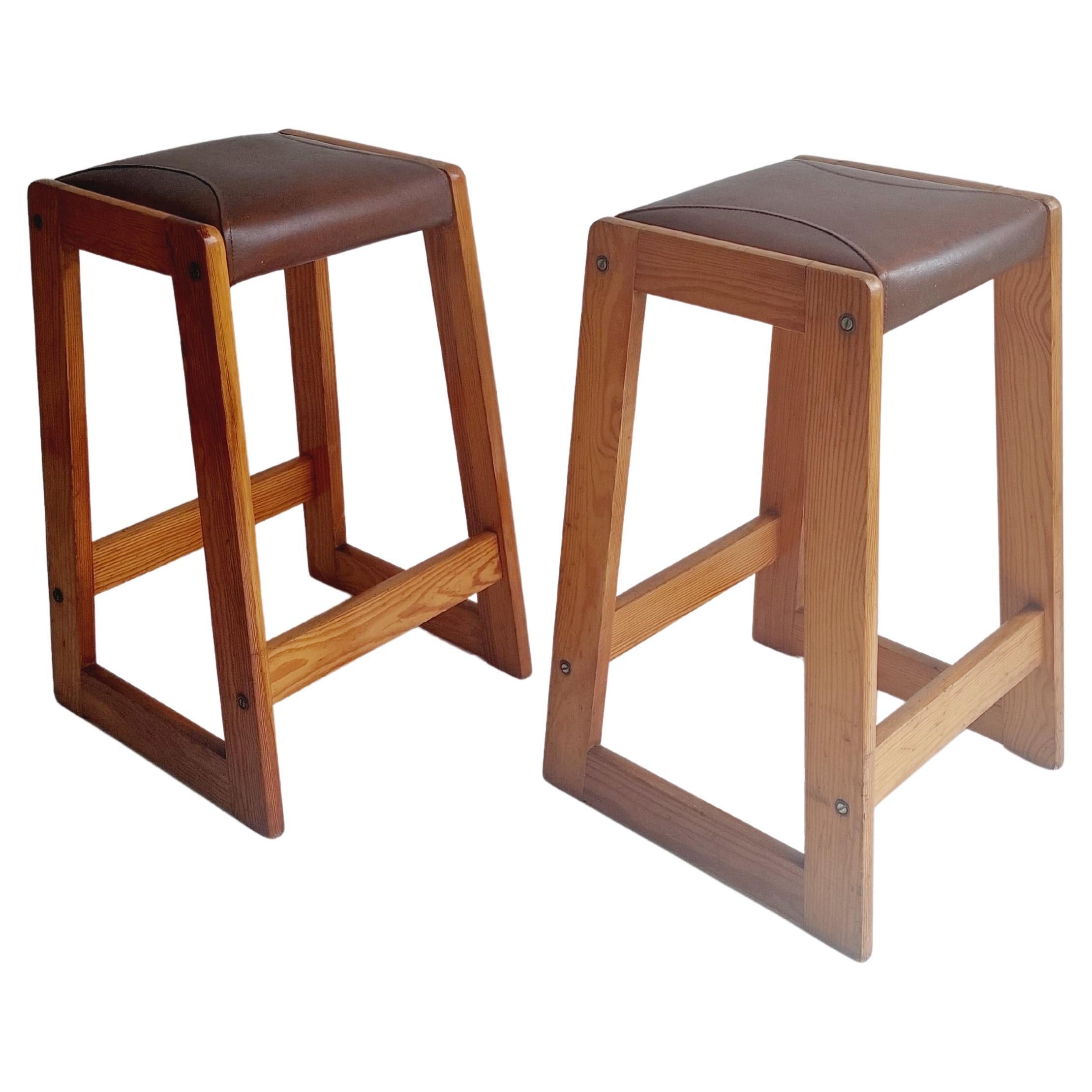 Mid Century Pitch Pine and leatherete bar stools 50s Set of 2 For Sale