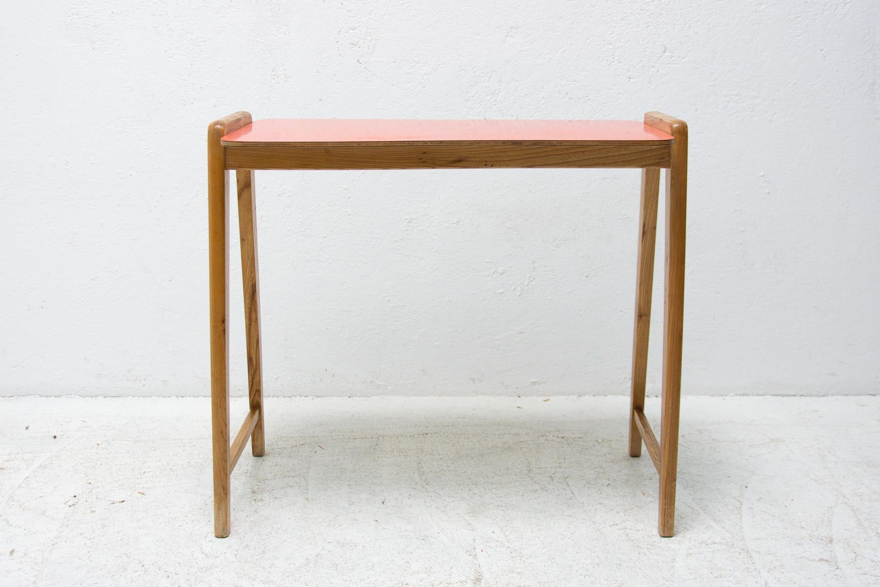 Mid century plant stand or side table with a Formica board. It was made by Krásná Jizba company in the former Czechoslovakia in the 1950´s.
It´s made of beech wood. Overall in very good vintage condition, bearing signs of age and using on the