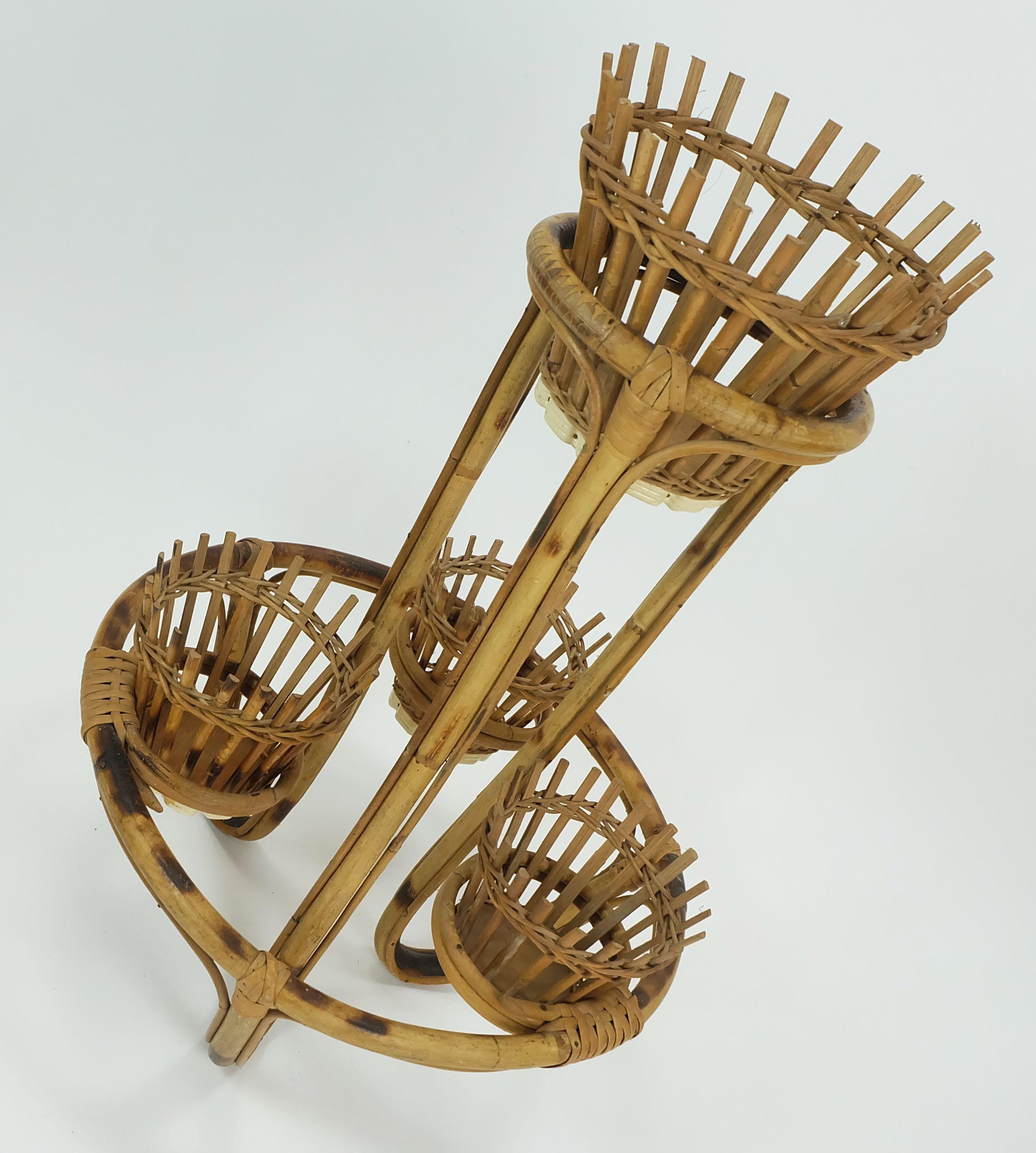 Tedesco scaffale per piante di metà secolo, anni '50-'60, in bambù e rattan, epoca hawaii tiki in vendita