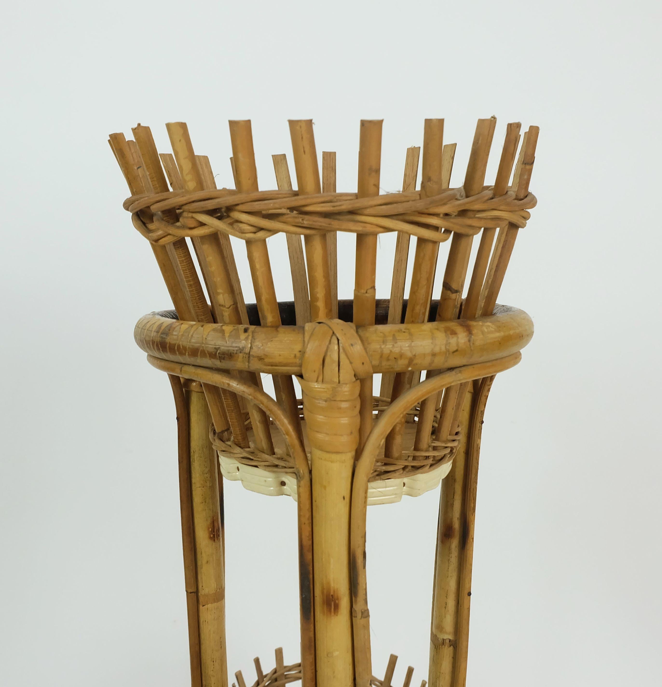Metà XX secolo scaffale per piante di metà secolo, anni '50-'60, in bambù e rattan, epoca hawaii tiki in vendita