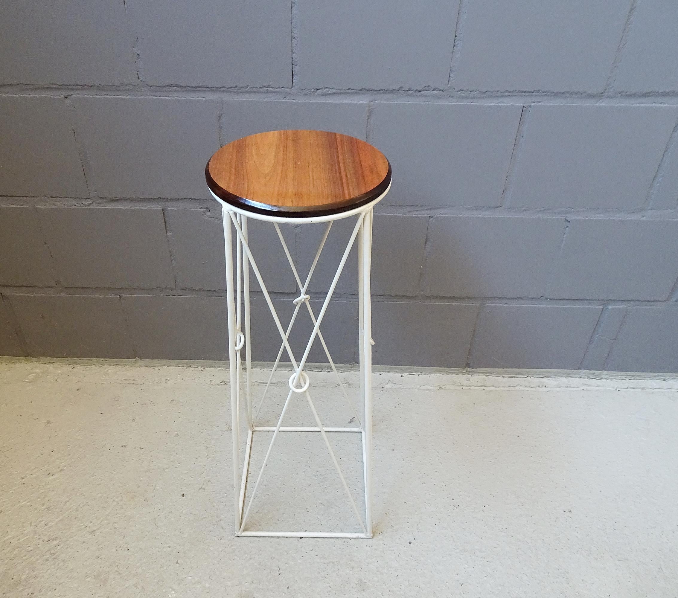 Large plant stand from the 1960s. A stylish plant column made of white lacquered iron and a wooden top. Filigree, modern design with a spacious floor space and high-quality workmanship.

The neutral coloring adapts to any living space and is a