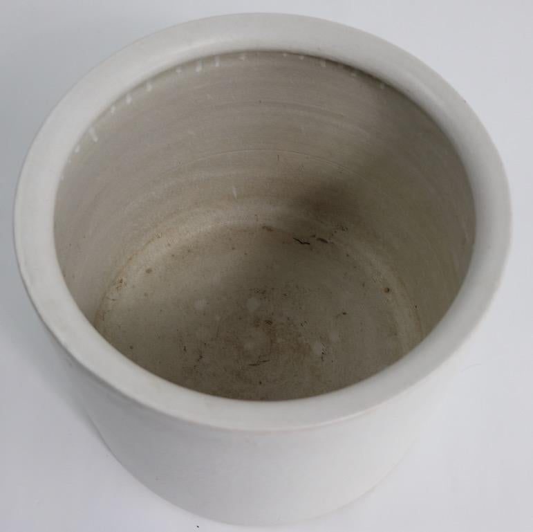 Nice Mid Century pottery planter in the style of Architectural Pottery. cylindrical form in off white glaze finish, unsigned.