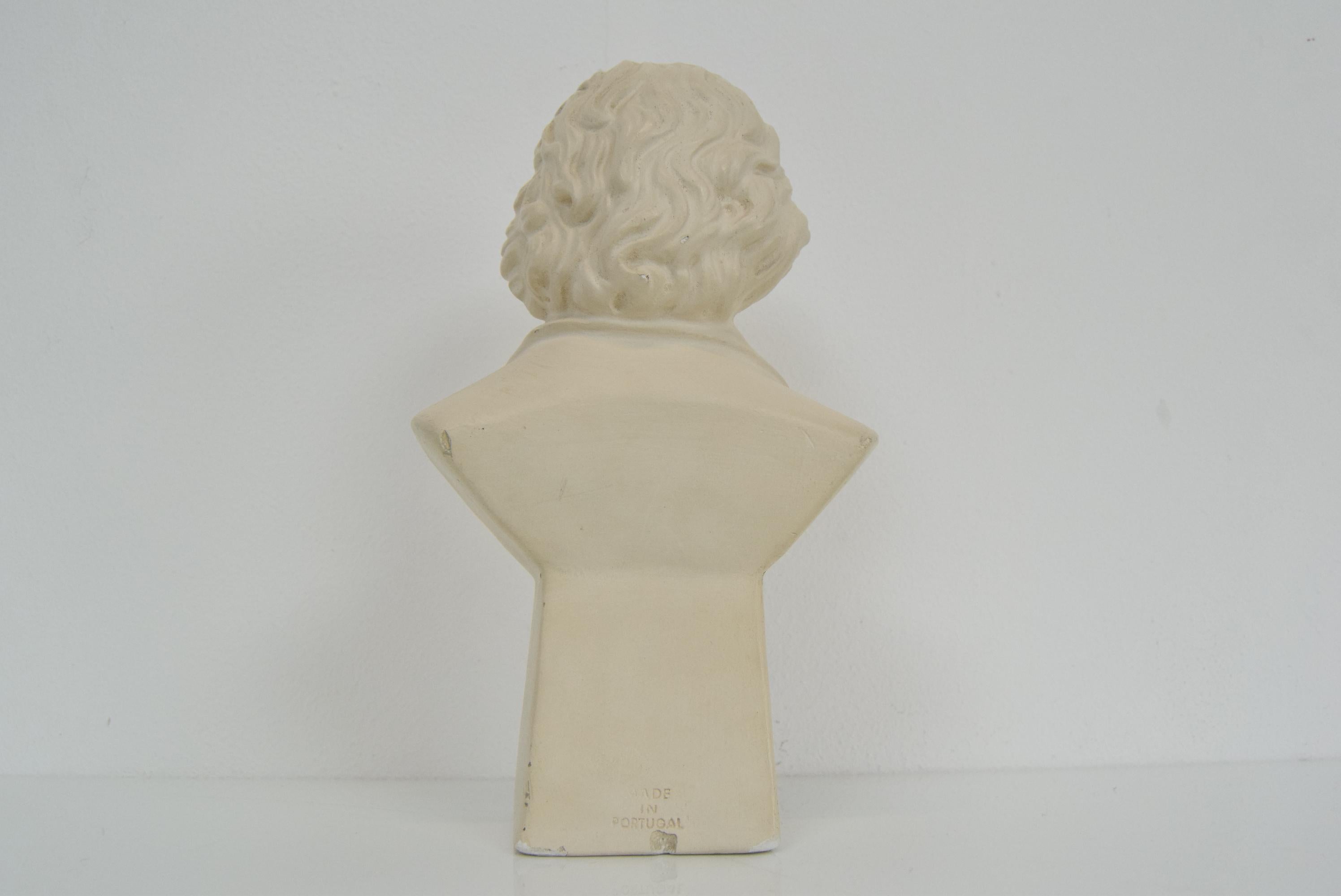 Mid-Century Plaster Bust/Sculpture of Ludwig Van Beethoven, circa 1950 In Fair Condition For Sale In Praha, CZ