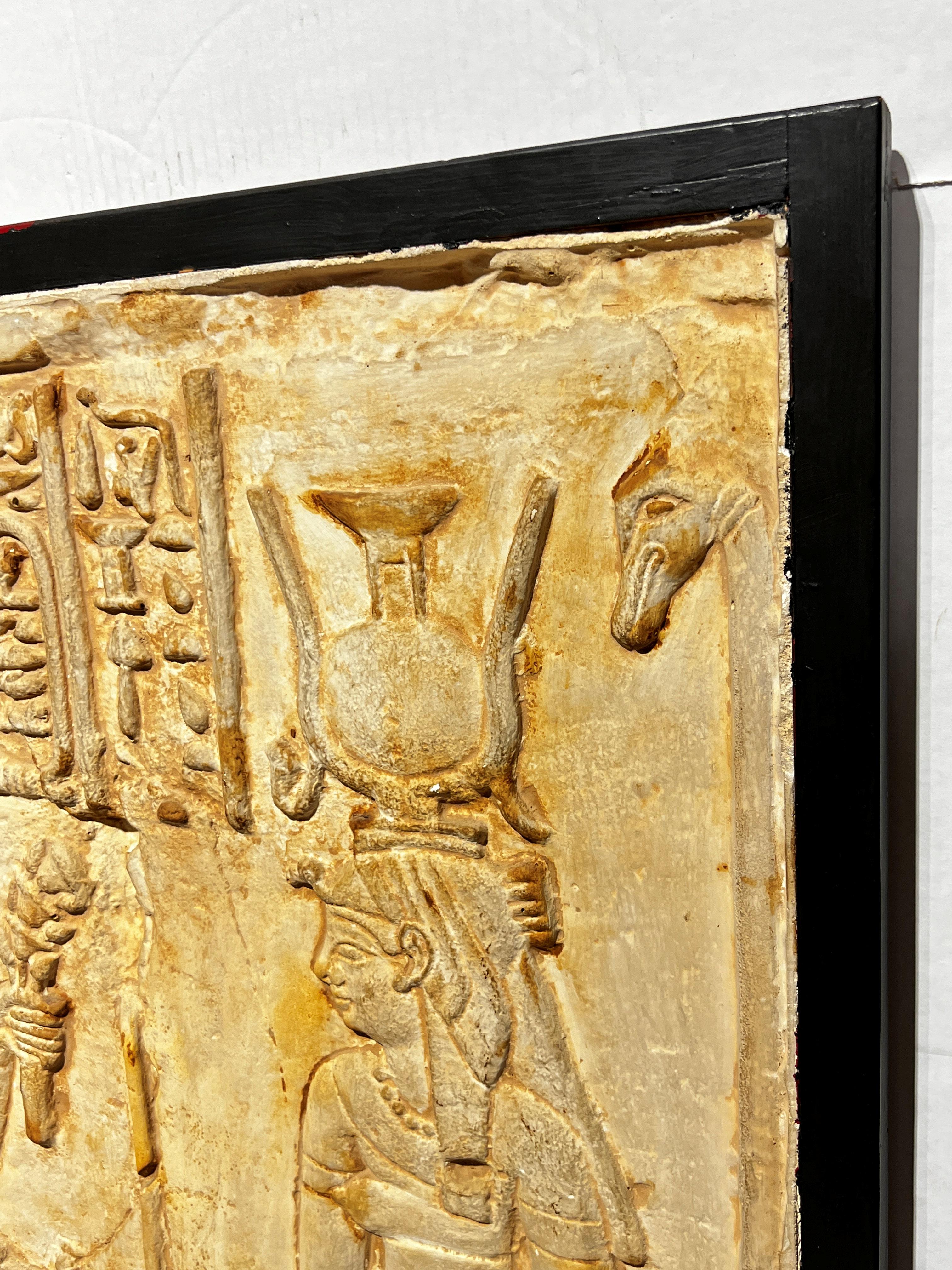 Égyptien Relief égyptien en plâtre du milieu du siècle en vente