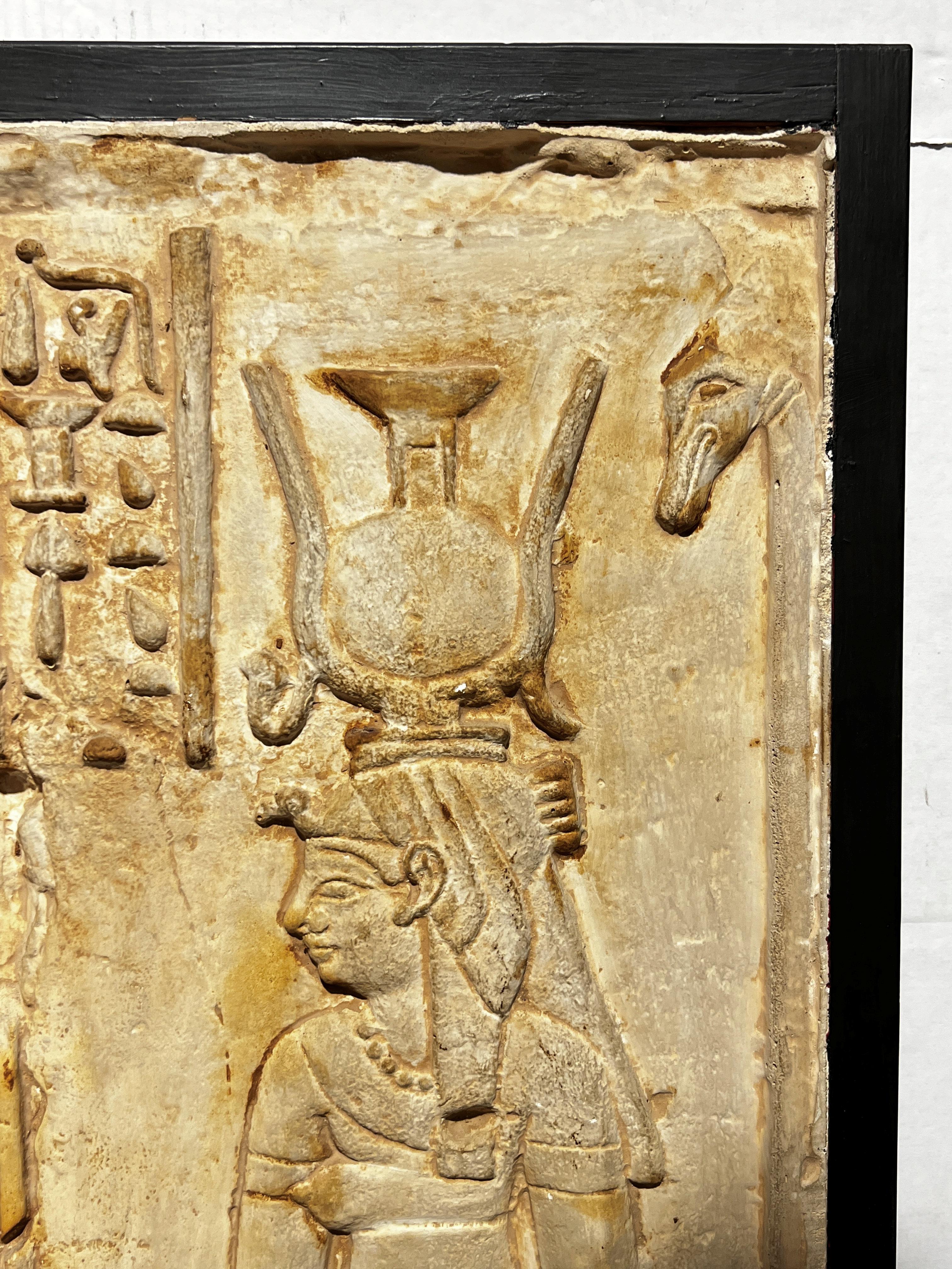 Inconnu Relief égyptien en plâtre du milieu du siècle en vente