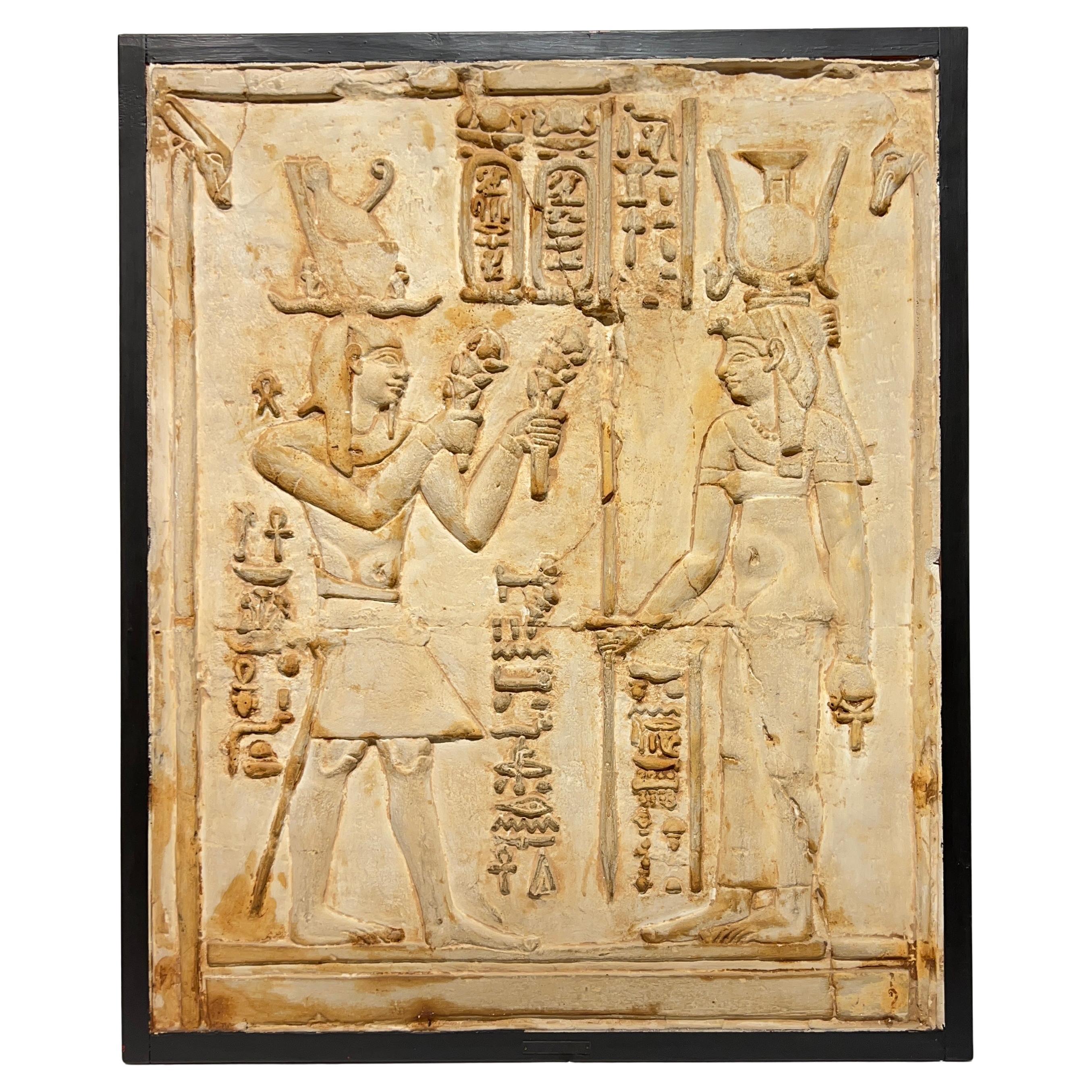 Relief égyptien en plâtre du milieu du siècle en vente
