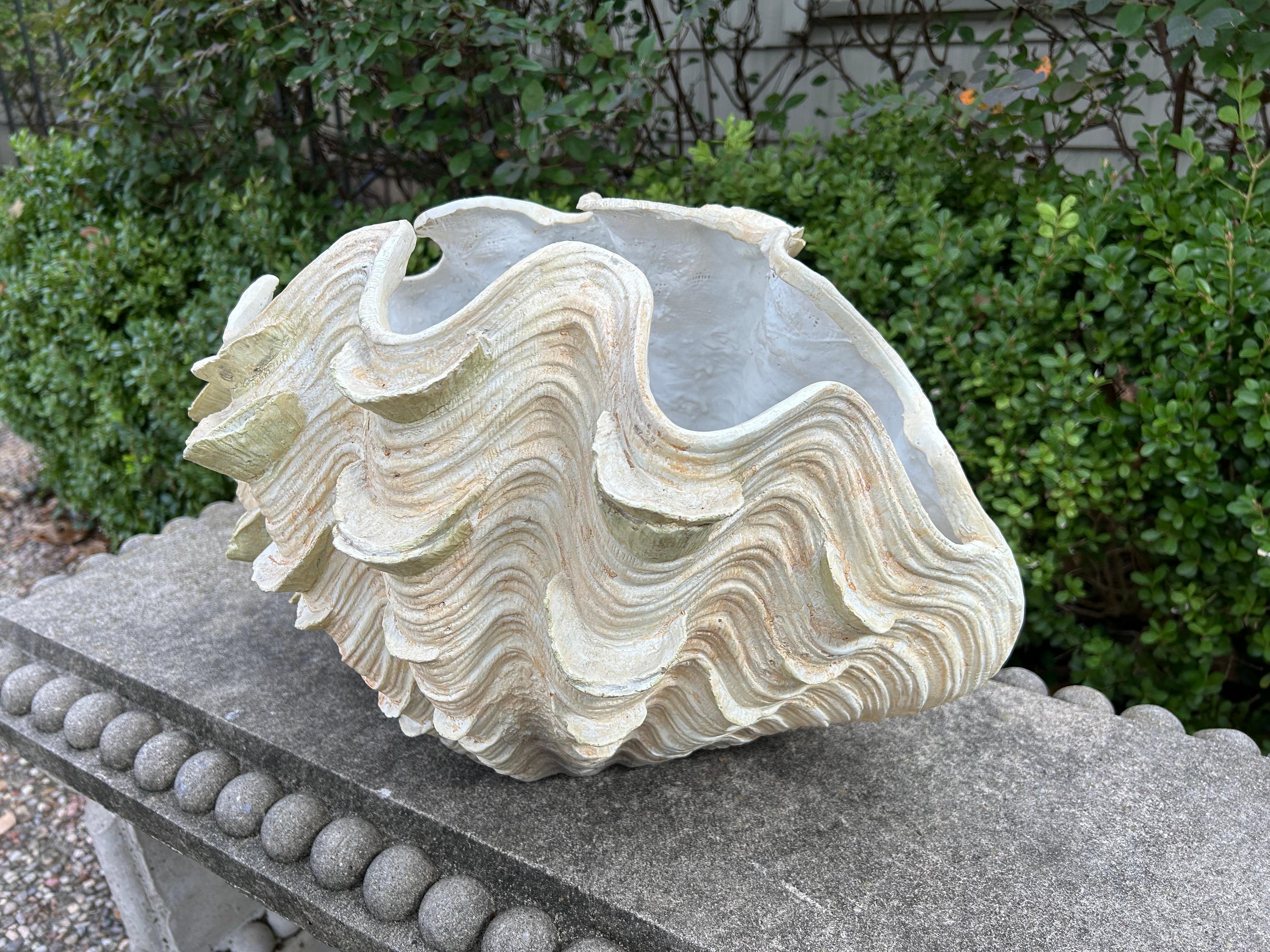 Conchiglia in gesso di metà secolo.
La finta conchiglia in gesso vintage offerta può essere utilizzata come fioriera o come accessorio decorativo da tavolo.
Unico!