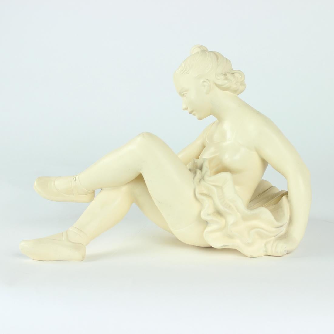 Vernissé Sculpture en plâtre du milieu du siècle d'une danseuse de ballet, Jihokera, Tchécoslovaquie, années 1960 en vente