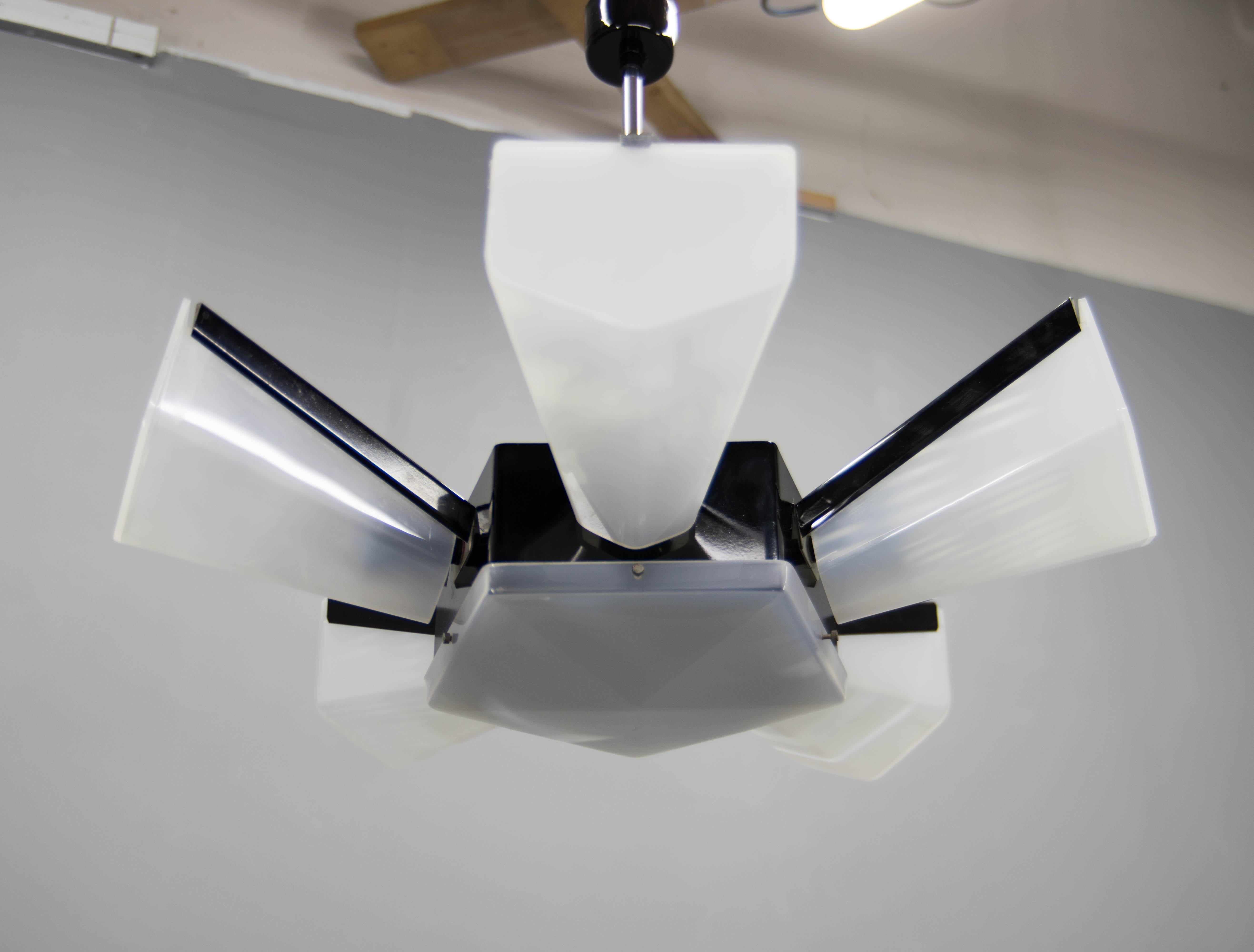 Vintage chandelier made of white plastic and black metal, produced by Lidokov in former Czechoslovakia in the 1970s.
Very good original condition.
Two separate circuits: 1+5x40W, E25-E27 bulbs
US wiring compatible