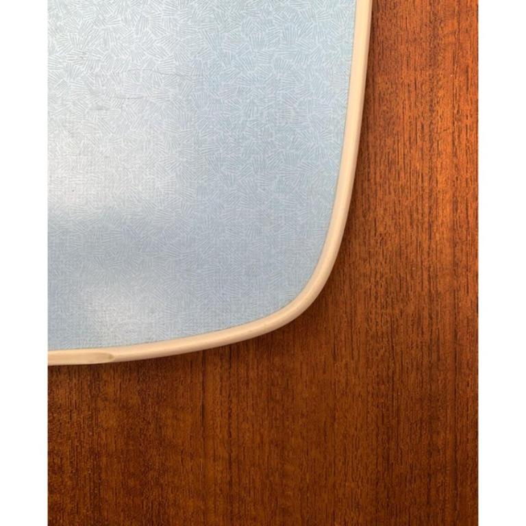 Bandeja abatible de plástico azul y rosa de mediados de siglo, años 60 en venta 4