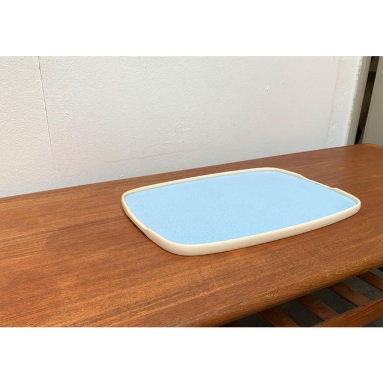 Bandeja abatible de plástico azul y rosa de mediados de siglo, años 60 en venta 6