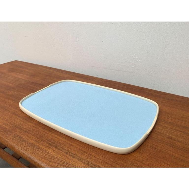Bandeja abatible de plástico azul y rosa de mediados de siglo, años 60 Moderno de mediados de siglo en venta
