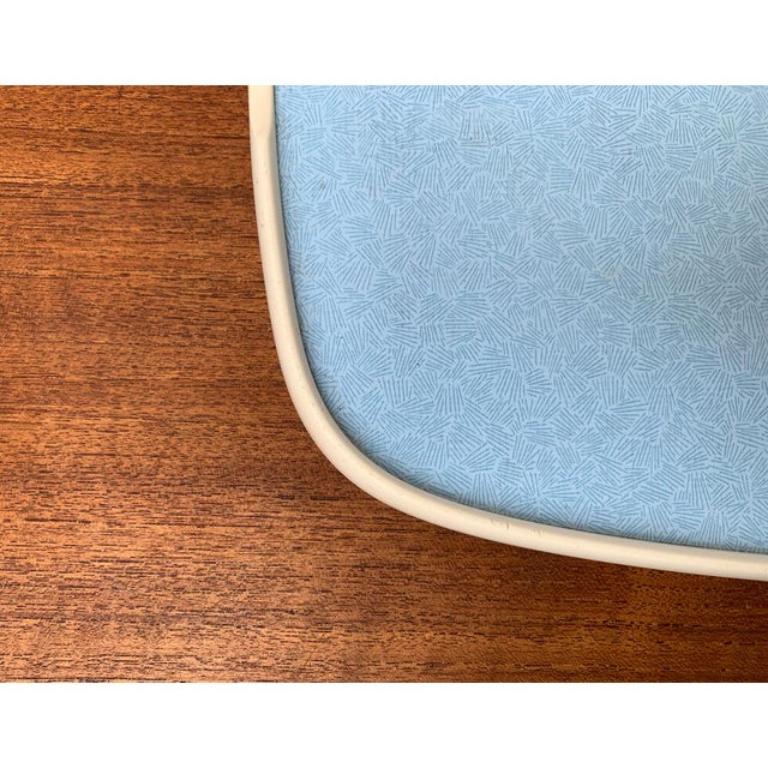 Bandeja abatible de plástico azul y rosa de mediados de siglo, años 60 siglo XX en venta