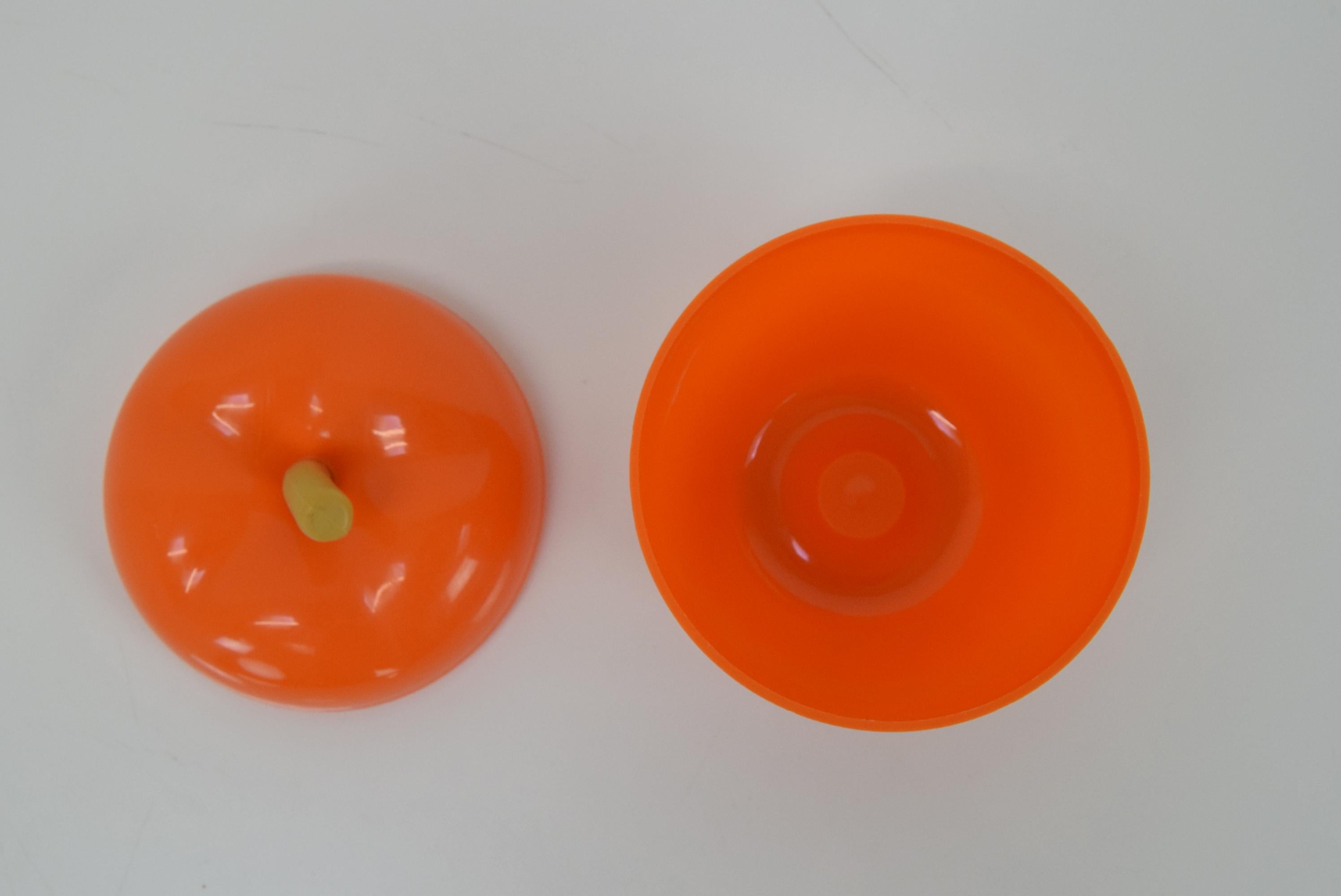 Plastica Scatola di plastica di metà secolo, Apple, anni '70 in vendita