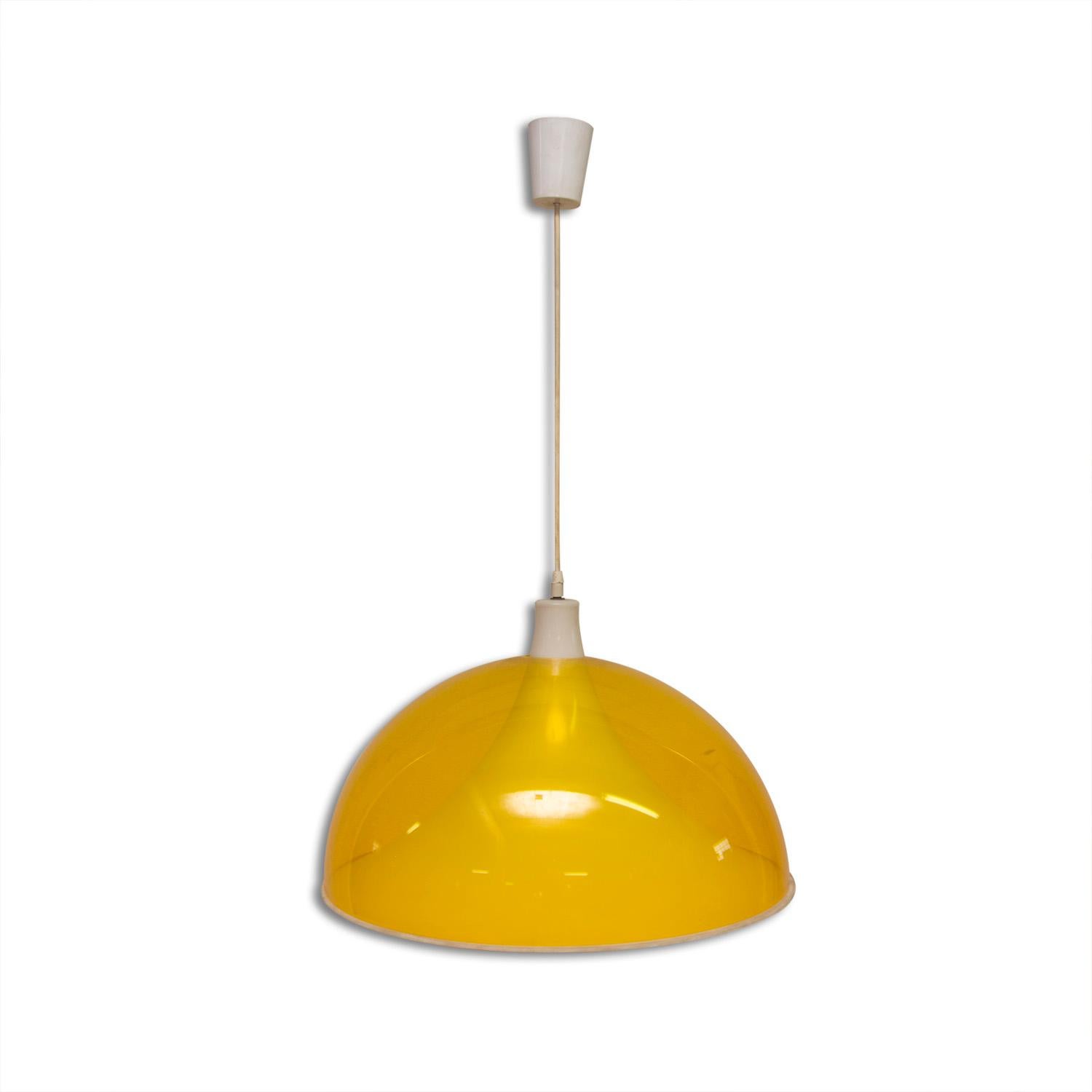 An original oval plastic pendant in yellow. Origin not identified. Made probably in the 1960s. Very interesting design reminiscent of Scandinavian or Italian production. This is a very interesting design piece suitable for any interior. The