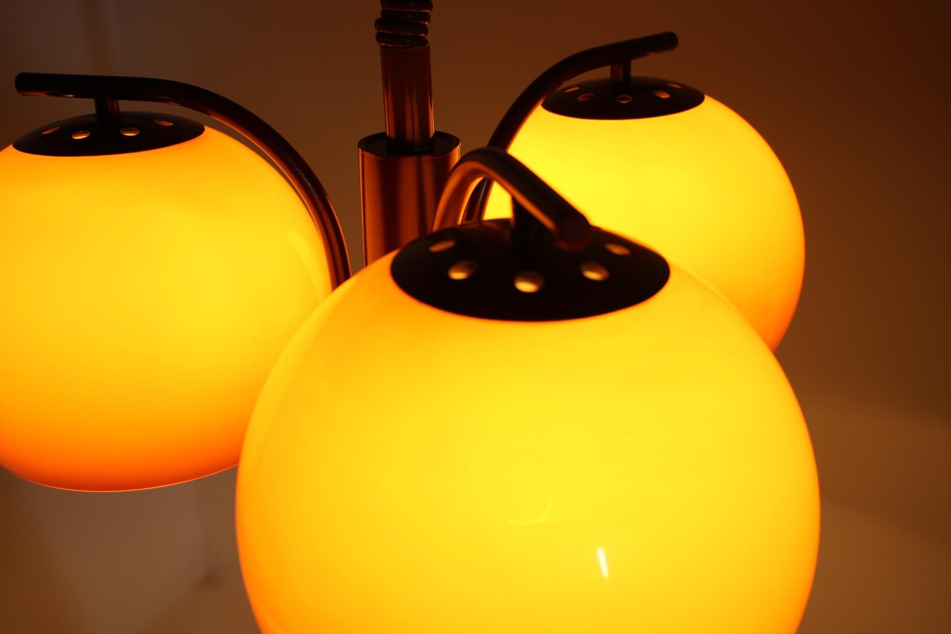 Lampadario in plastica del Medioevo, anni '70 in vendita 3