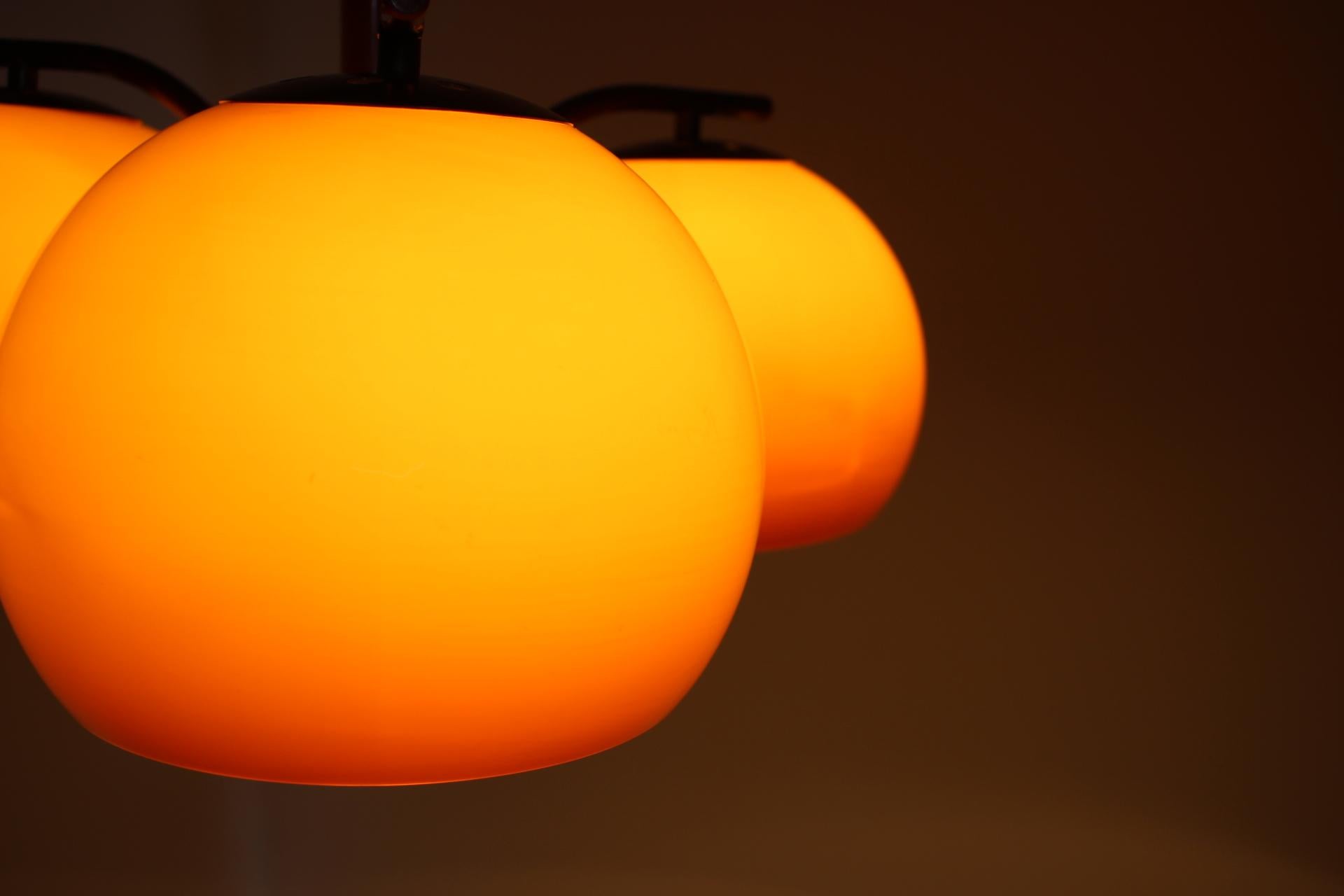 Lampadario in plastica del Medioevo, anni '70 in vendita 2