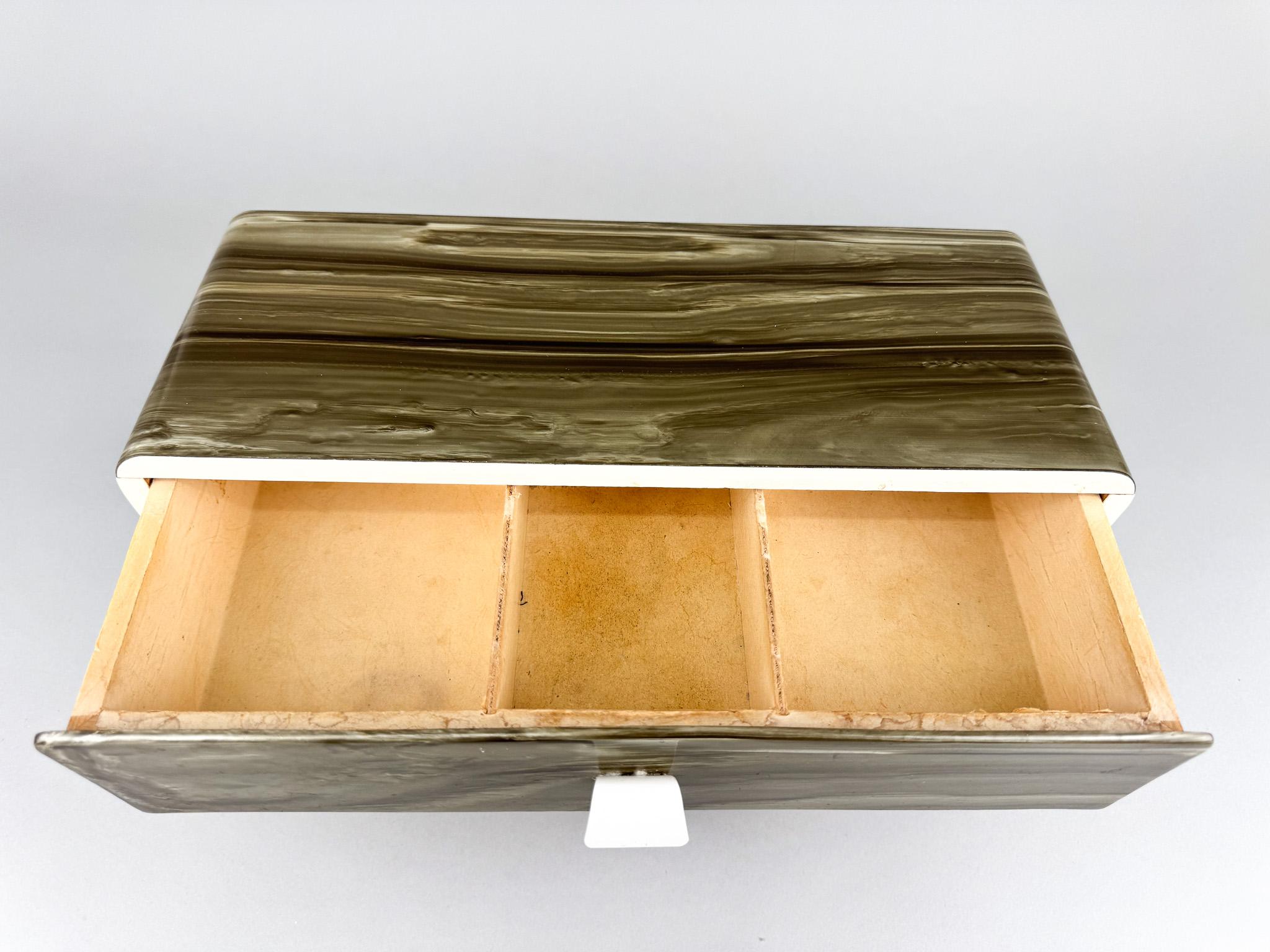 Plastique Boîte à bijoux en plastique du milieu du siècle avec finition brillante, années 1950 en vente