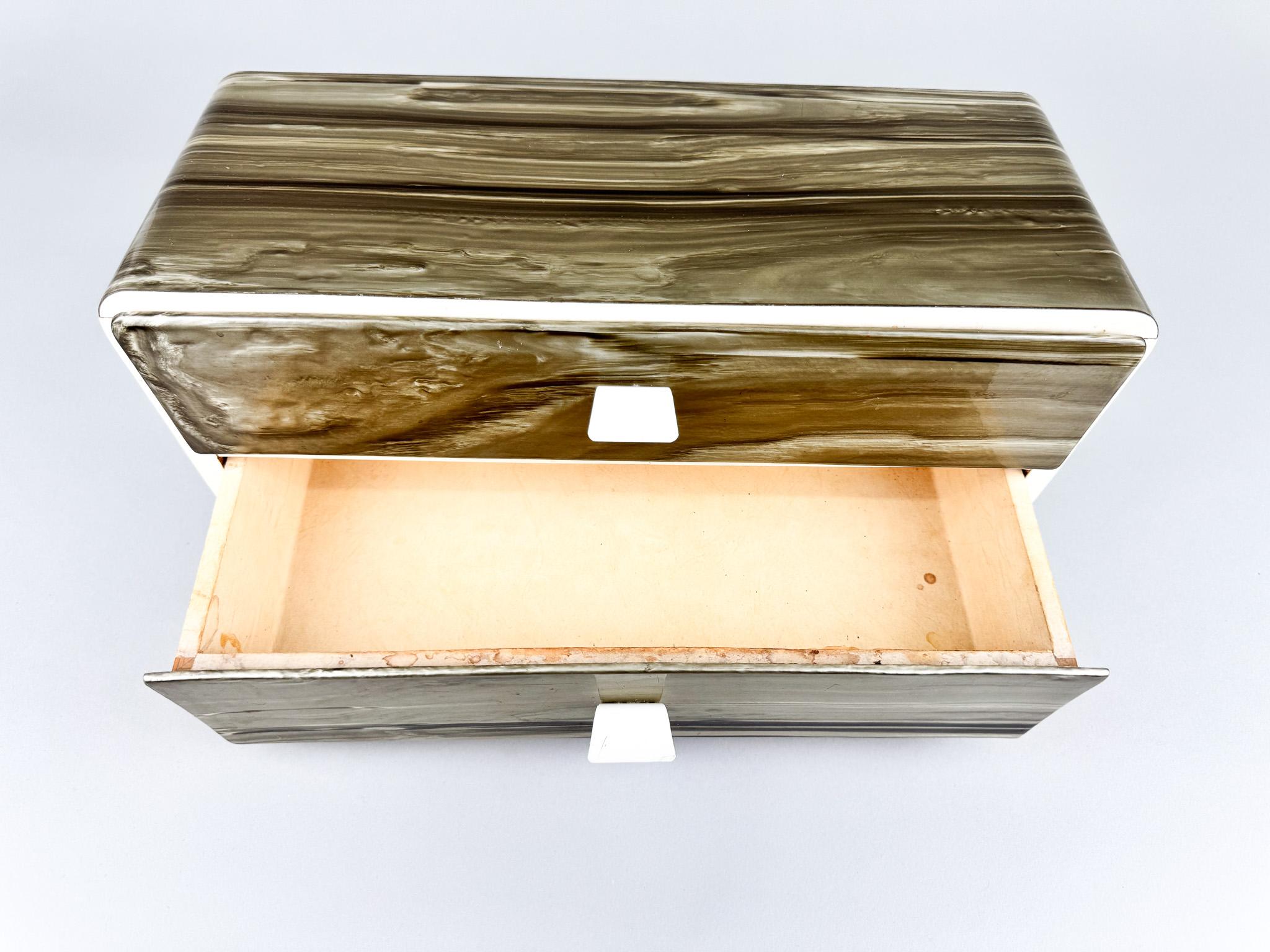 Boîte à bijoux en plastique du milieu du siècle avec finition brillante, années 1950 en vente 1