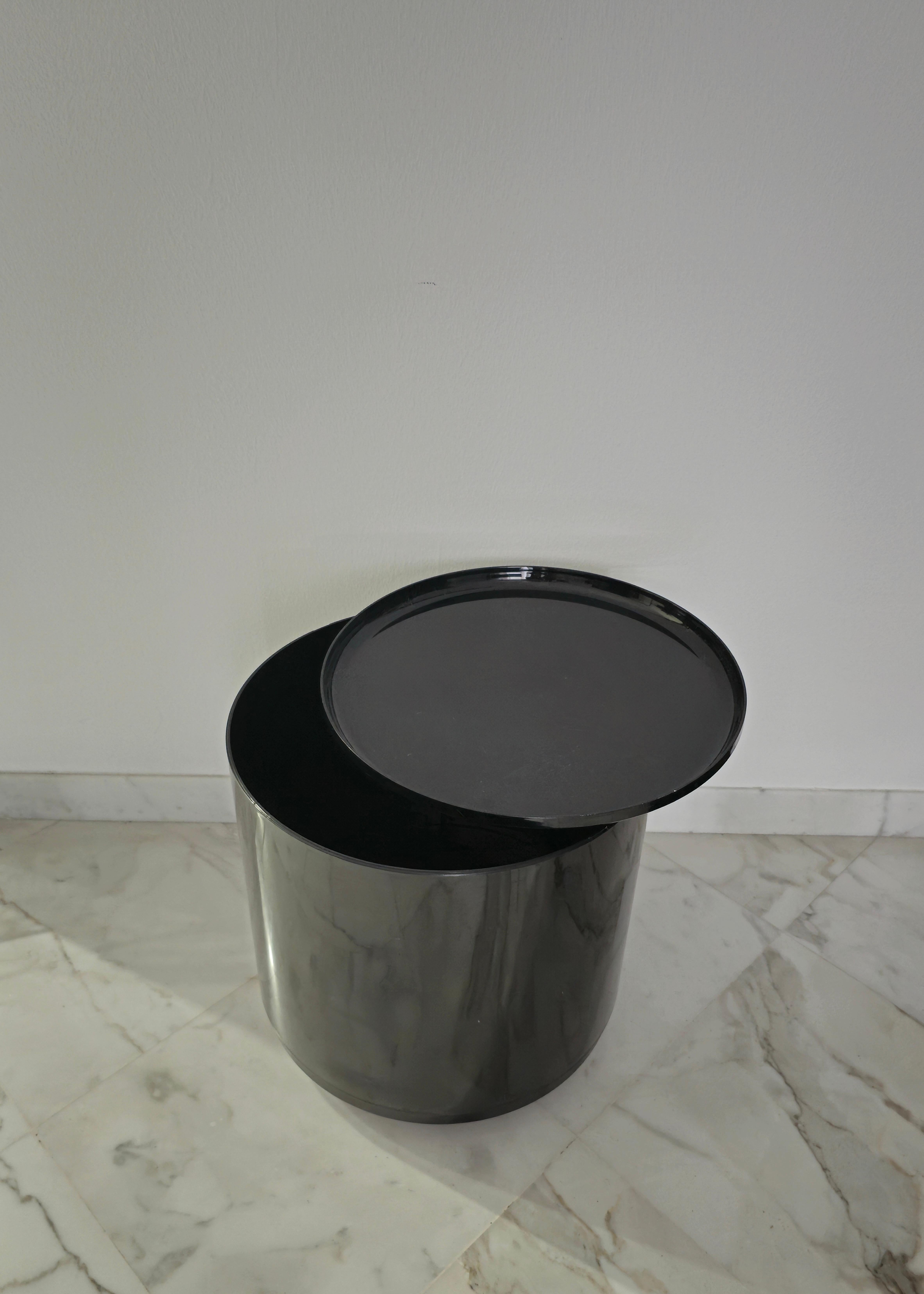 Table designed by Marcello Siard for Collezioni Longato in the 1970s. This patented design piece is a testament to the versatility and creativity of the era, serving as a coffee table, or storage trolley.
Equipped with four fully functional wheels