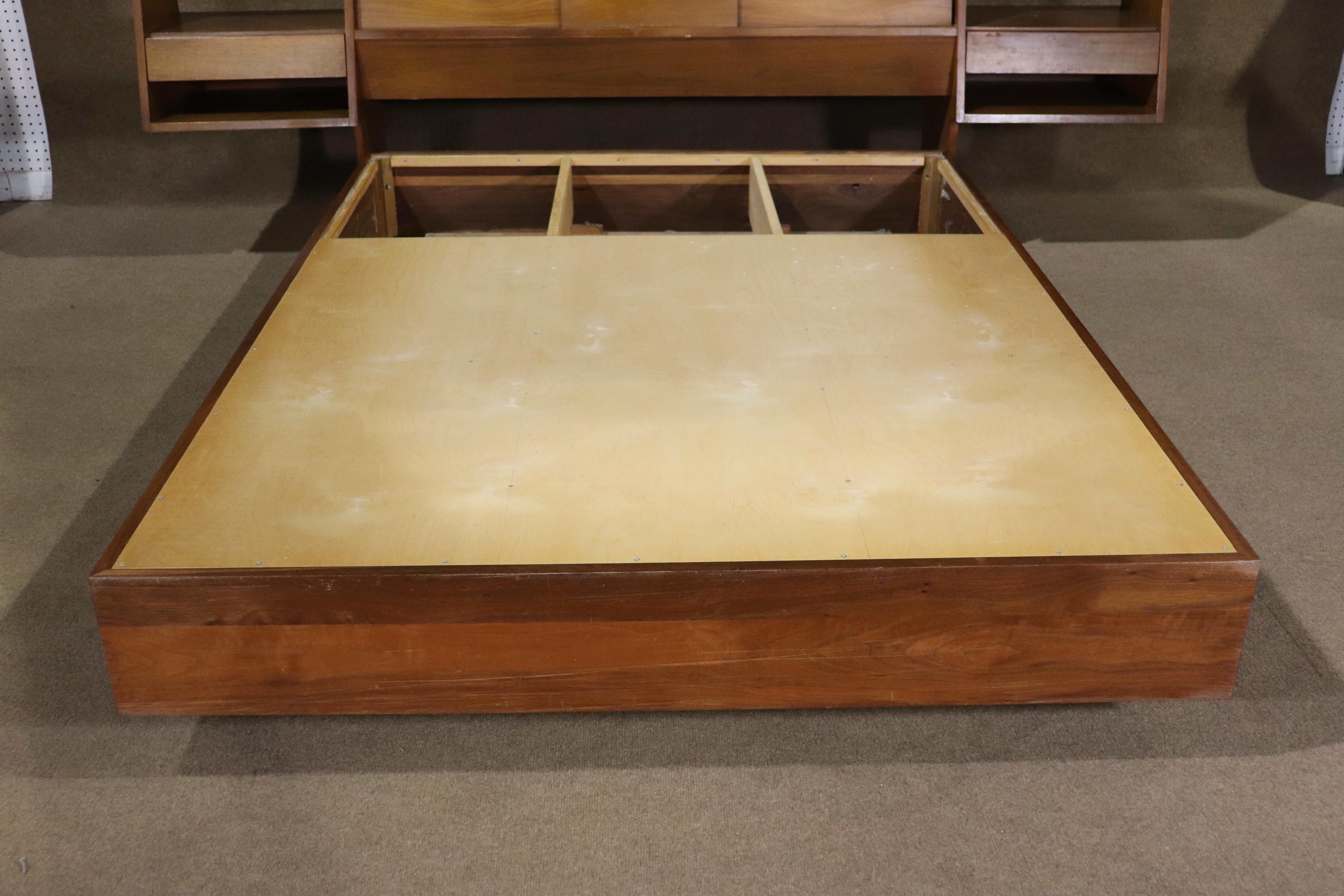 Grand lit plate-forme en noyer moderne du milieu du siècle avec tête de lit de rangement. 
Taille du matelas : 54.5 