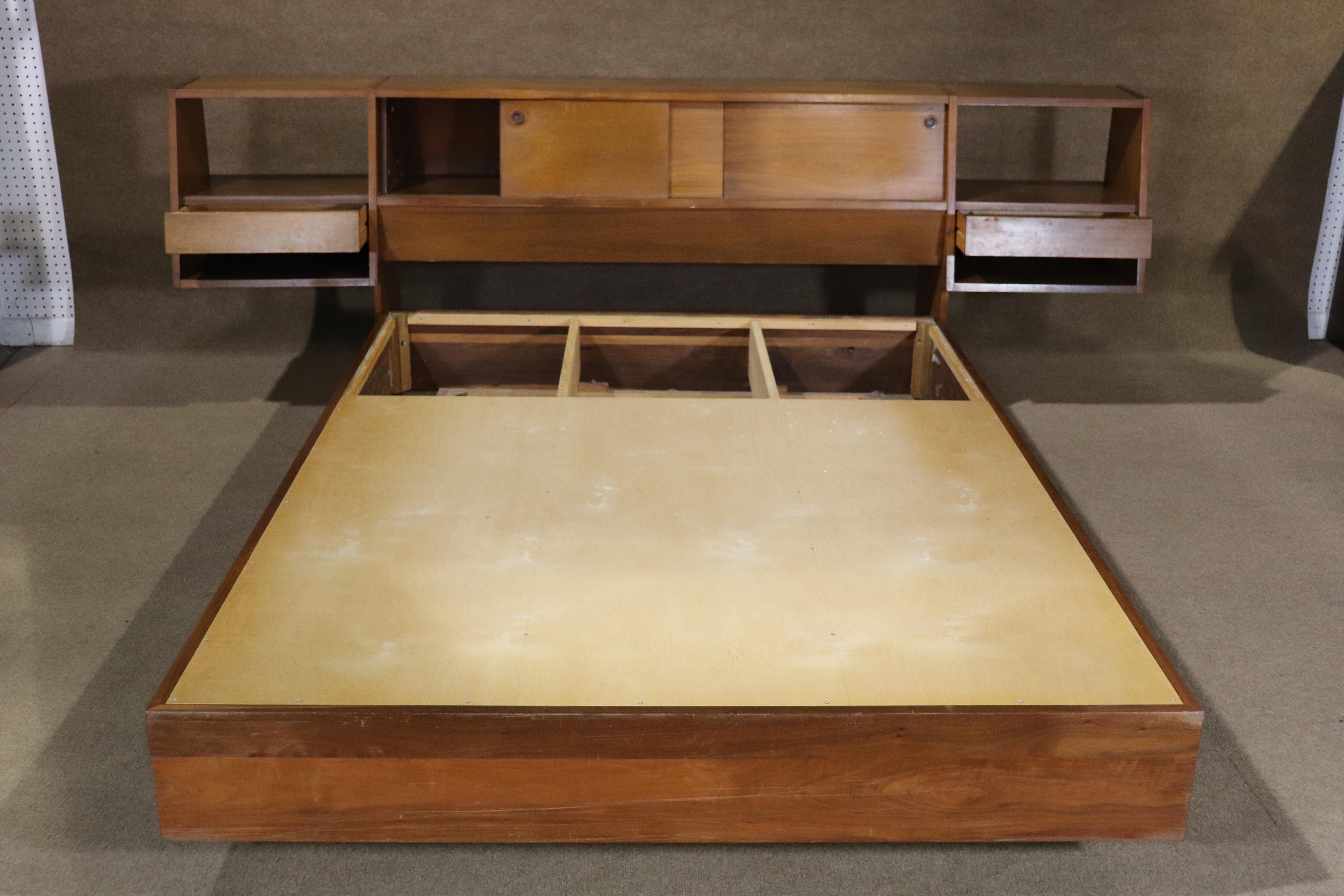 Mid-Century Platform Bed In Good Condition For Sale In Brooklyn, NY