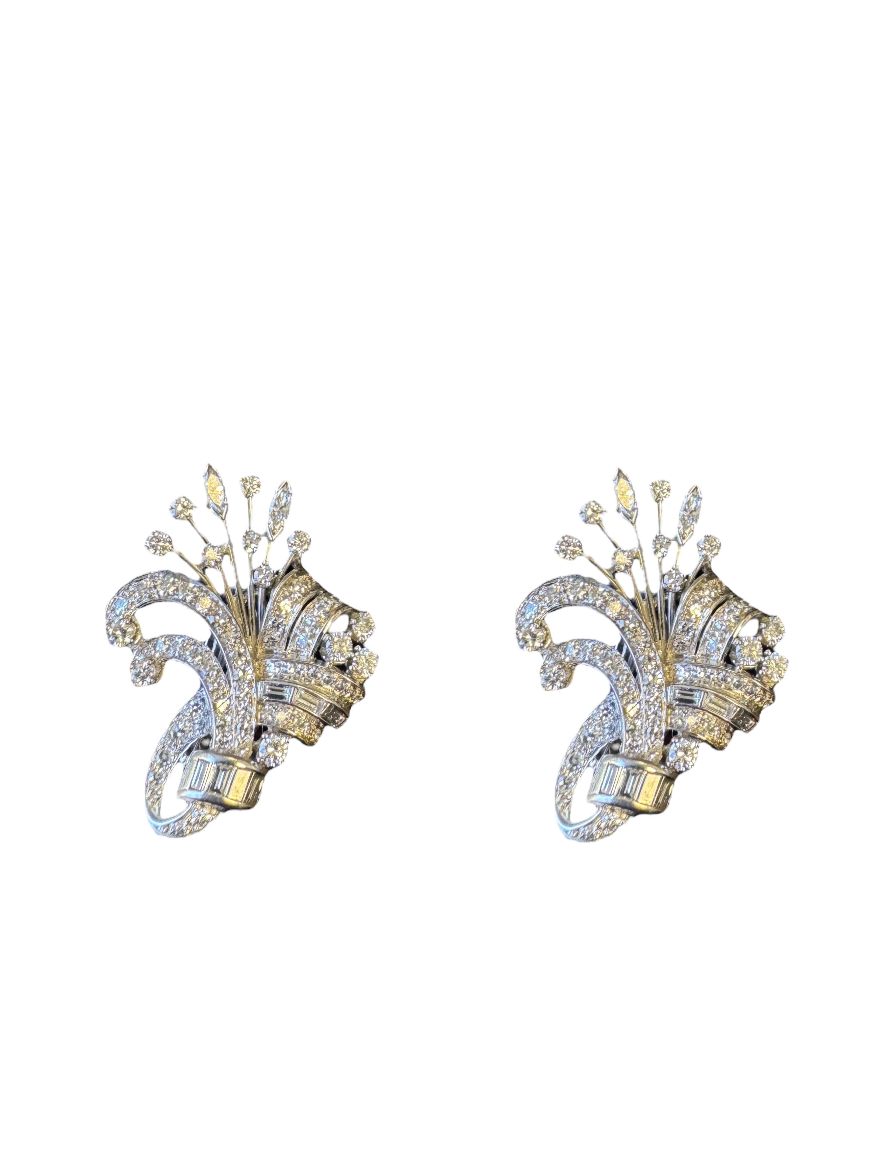Un magnifico paio di orecchini a spruzzo floreali della metà del XX secolo, realizzati in platino e oro 14 carati, che irradiano un glamour hollywoodiano senza tempo. Ciascun orecchino è un'intricata composizione di volute e spruzzi di diamanti