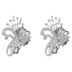 Boucles d
oreilles du milieu du siècle en platine et diamants 14 carats avec gerbe florale
