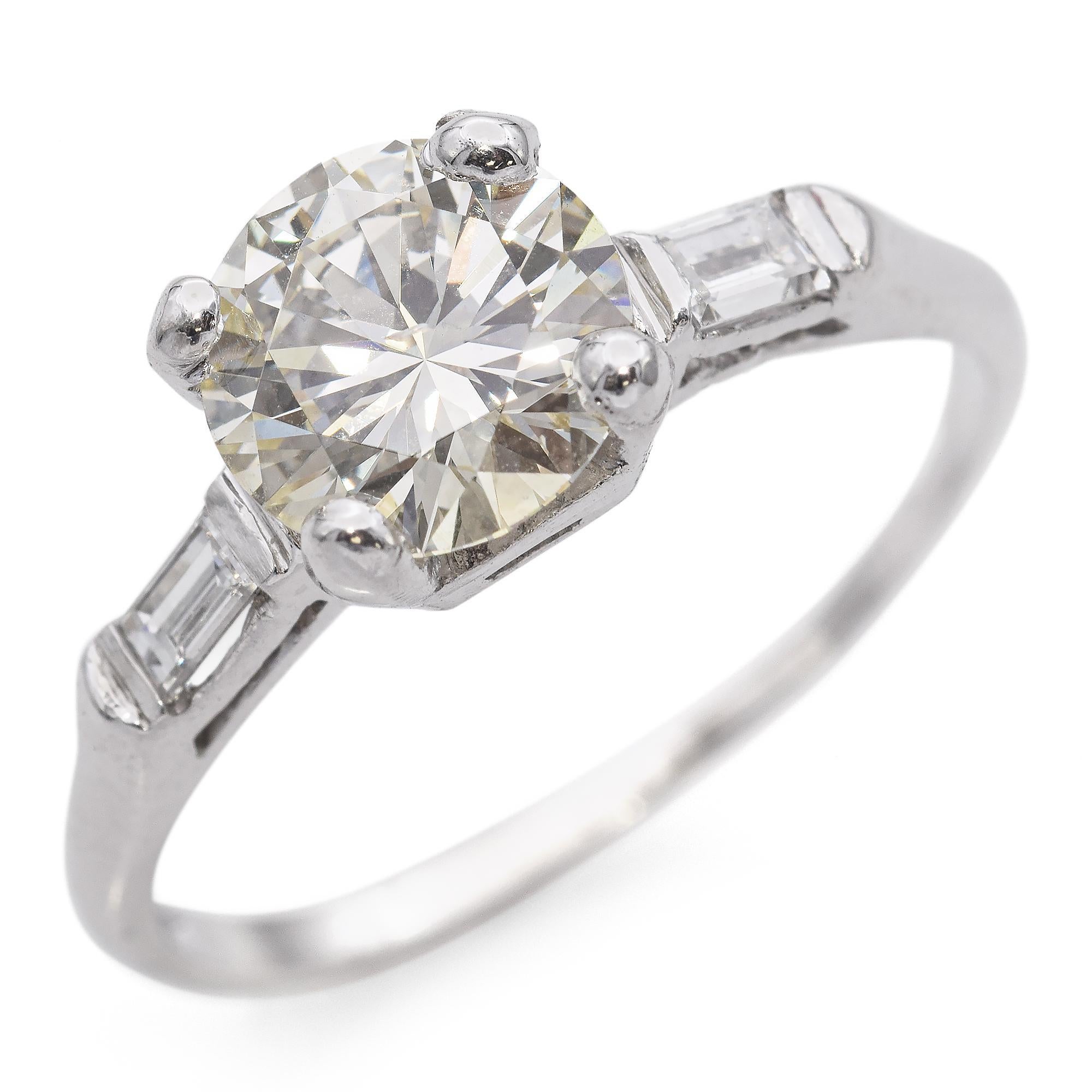Taglio rotondo Anello di fidanzamento in platino di metà secolo con diamante da 1,73 carati GIA in vendita