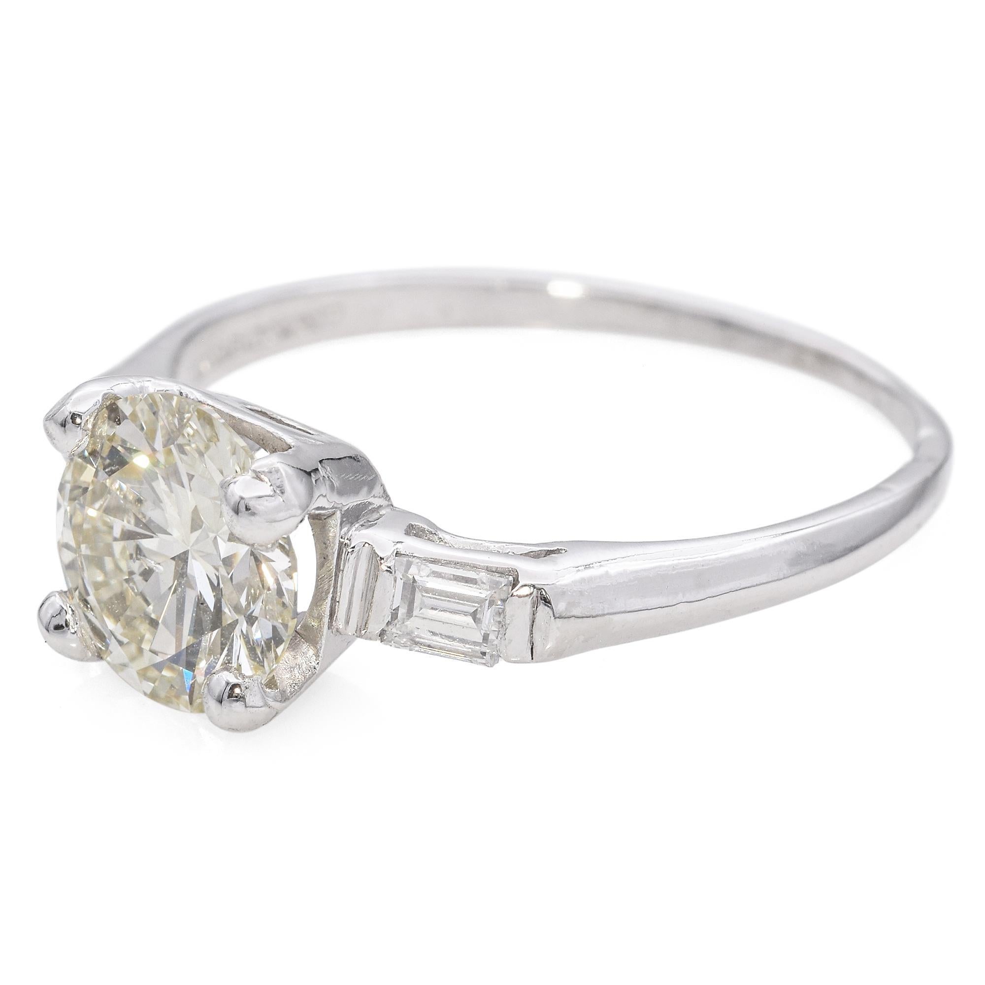 Anello di fidanzamento in platino di metà secolo con diamante da 1,73 carati GIA In condizioni buone in vendita a New York, NY