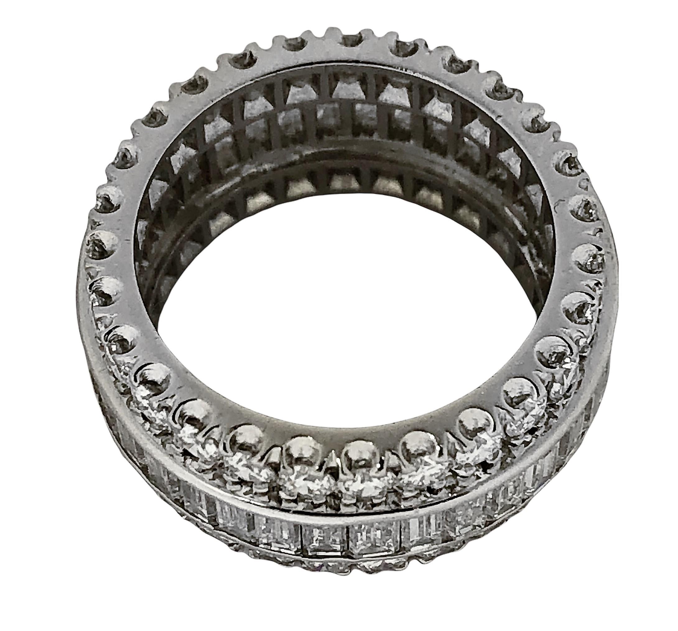 Eternity-Ring aus Platin mit 3 Reihen, Baguette und runden Diamanten, Mid-Century (Brillantschliff) im Angebot