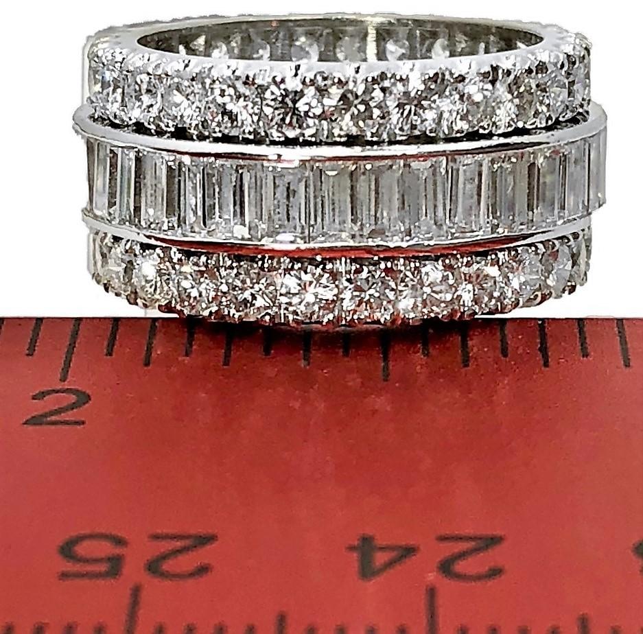 Eternity-Ring aus Platin mit 3 Reihen, Baguette und runden Diamanten, Mid-Century im Zustand „Hervorragend“ im Angebot in Palm Beach, FL