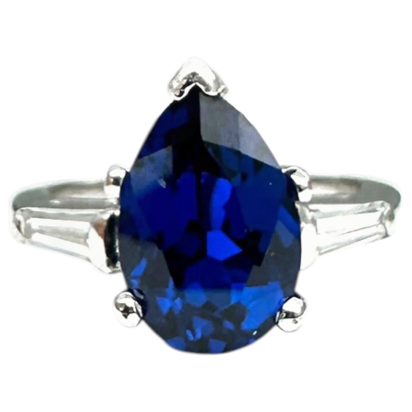 Mid Century 4,40ct Lab-Created Sapphire & Baguette Diamant Ring im Angebot