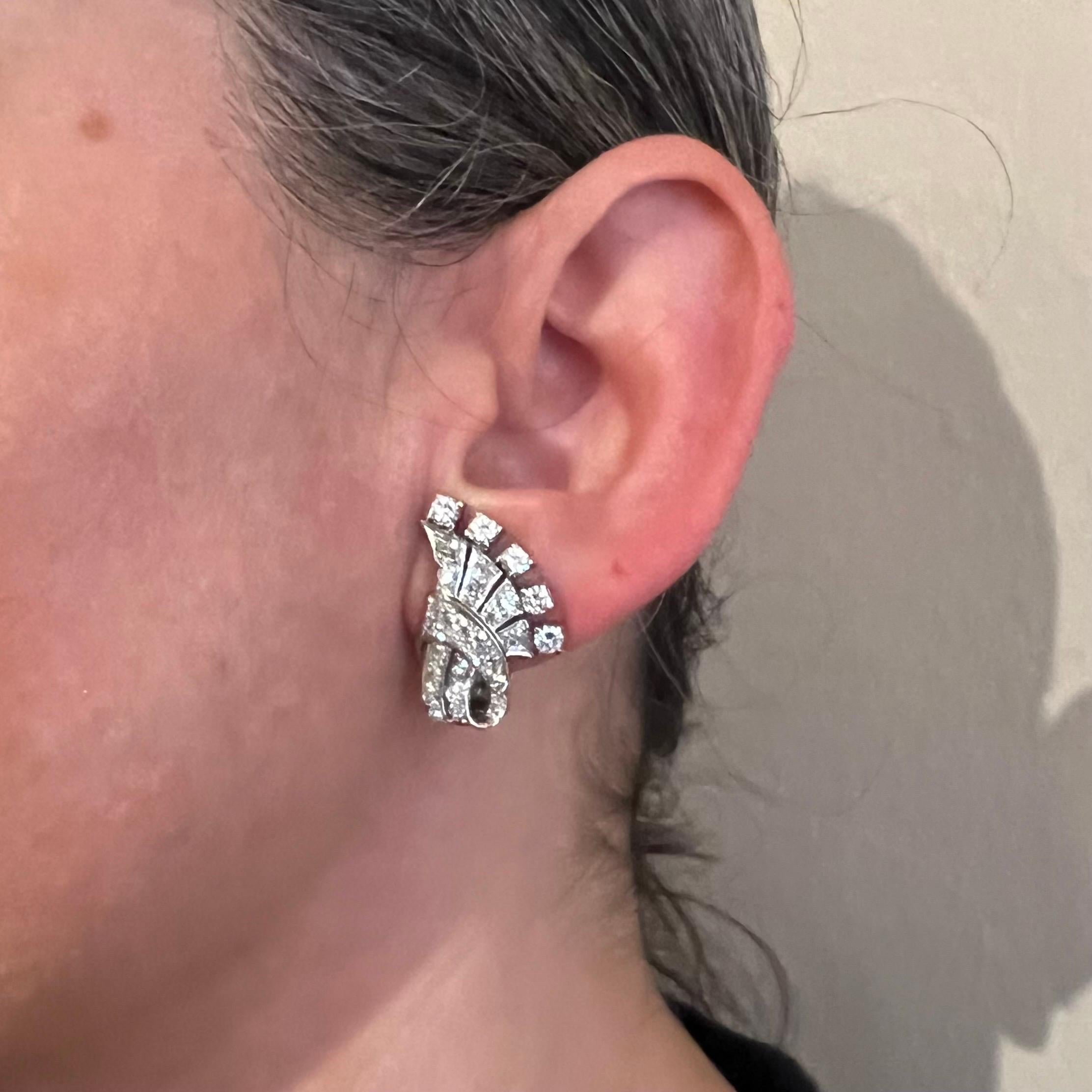 Mid-Century Platinum and Diamond Ear Clips In Good Condition In Zurich, CH