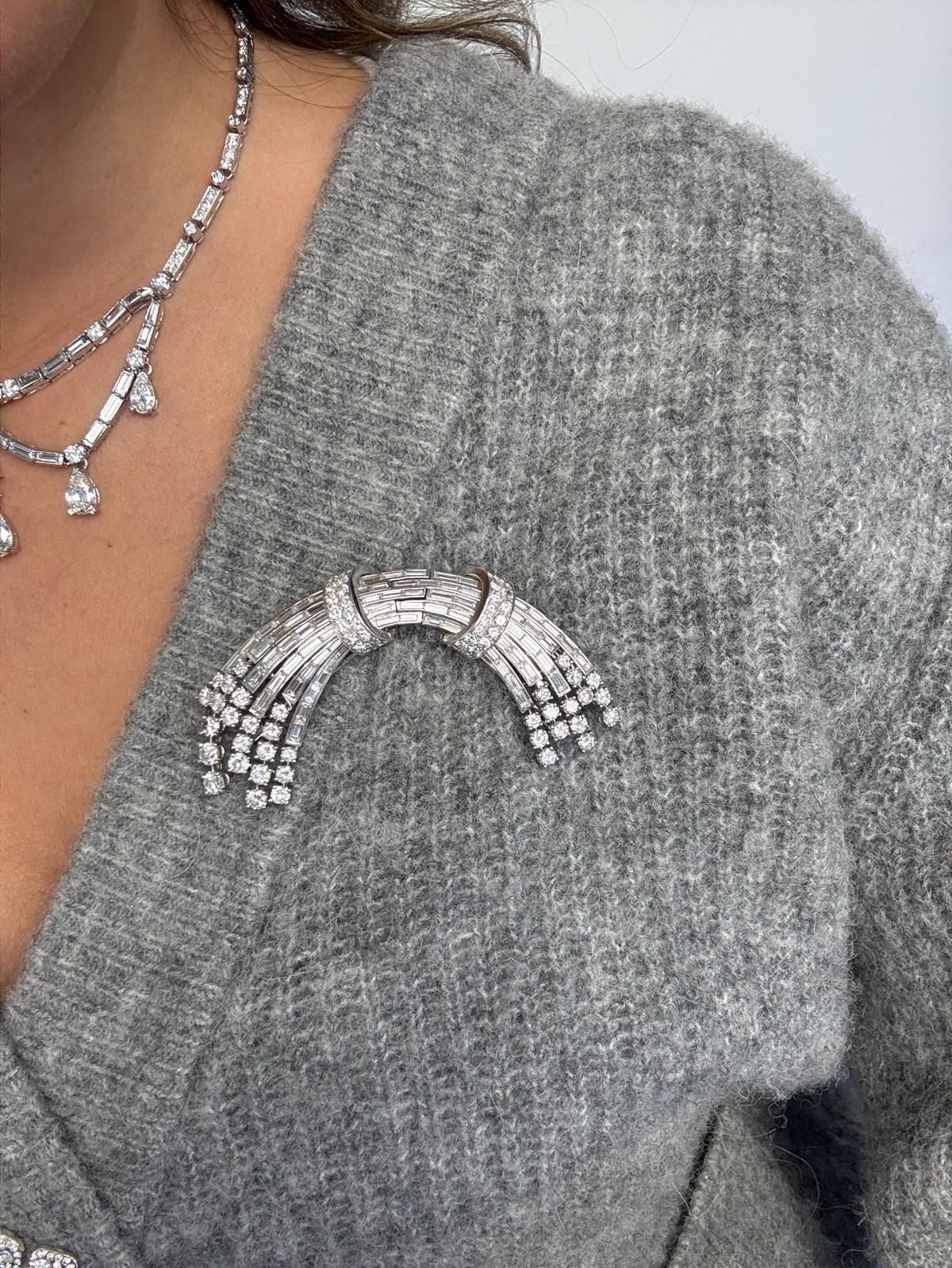 Platin-Brosche aus der Jahrhundertmitte mit runden Brillanten und Baguette-Diamanten im Angebot 5