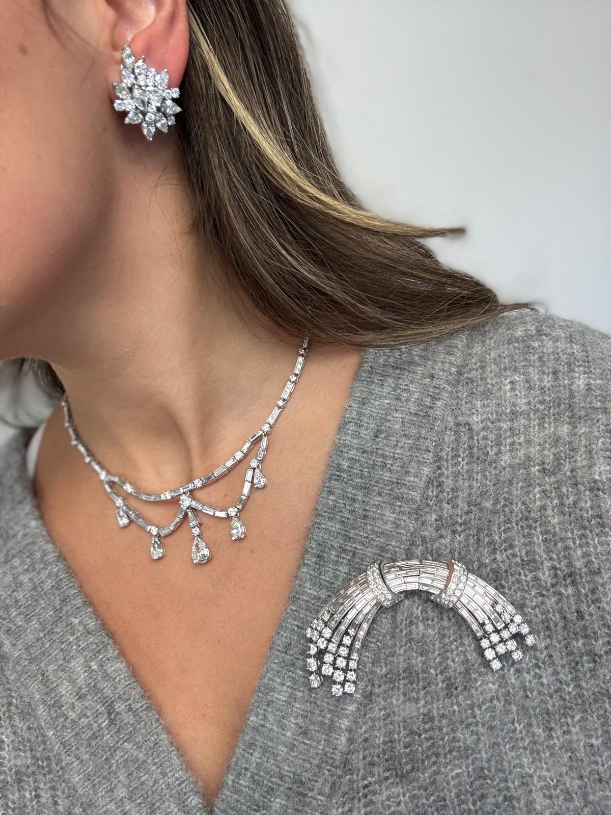 Platin-Brosche aus der Jahrhundertmitte mit runden Brillanten und Baguette-Diamanten im Angebot 6