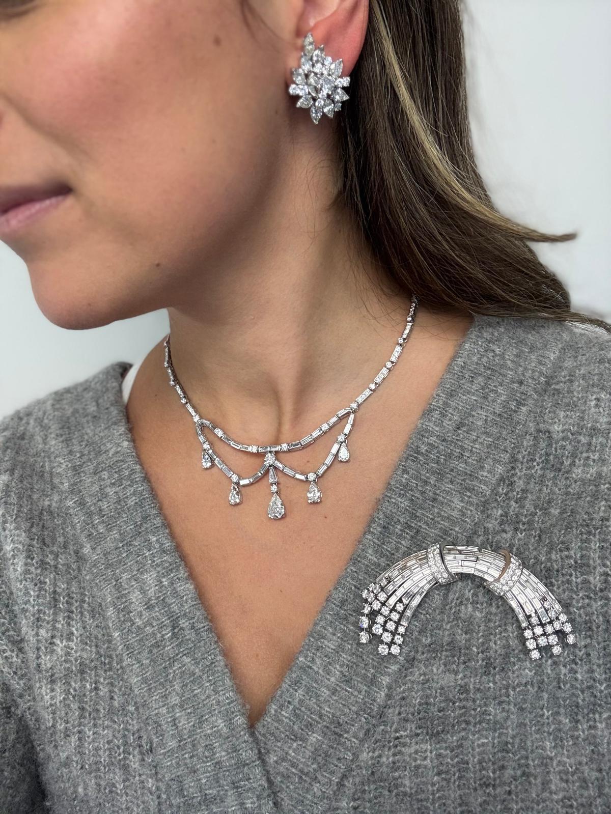 Platin-Brosche aus der Jahrhundertmitte mit runden Brillanten und Baguette-Diamanten im Angebot 7