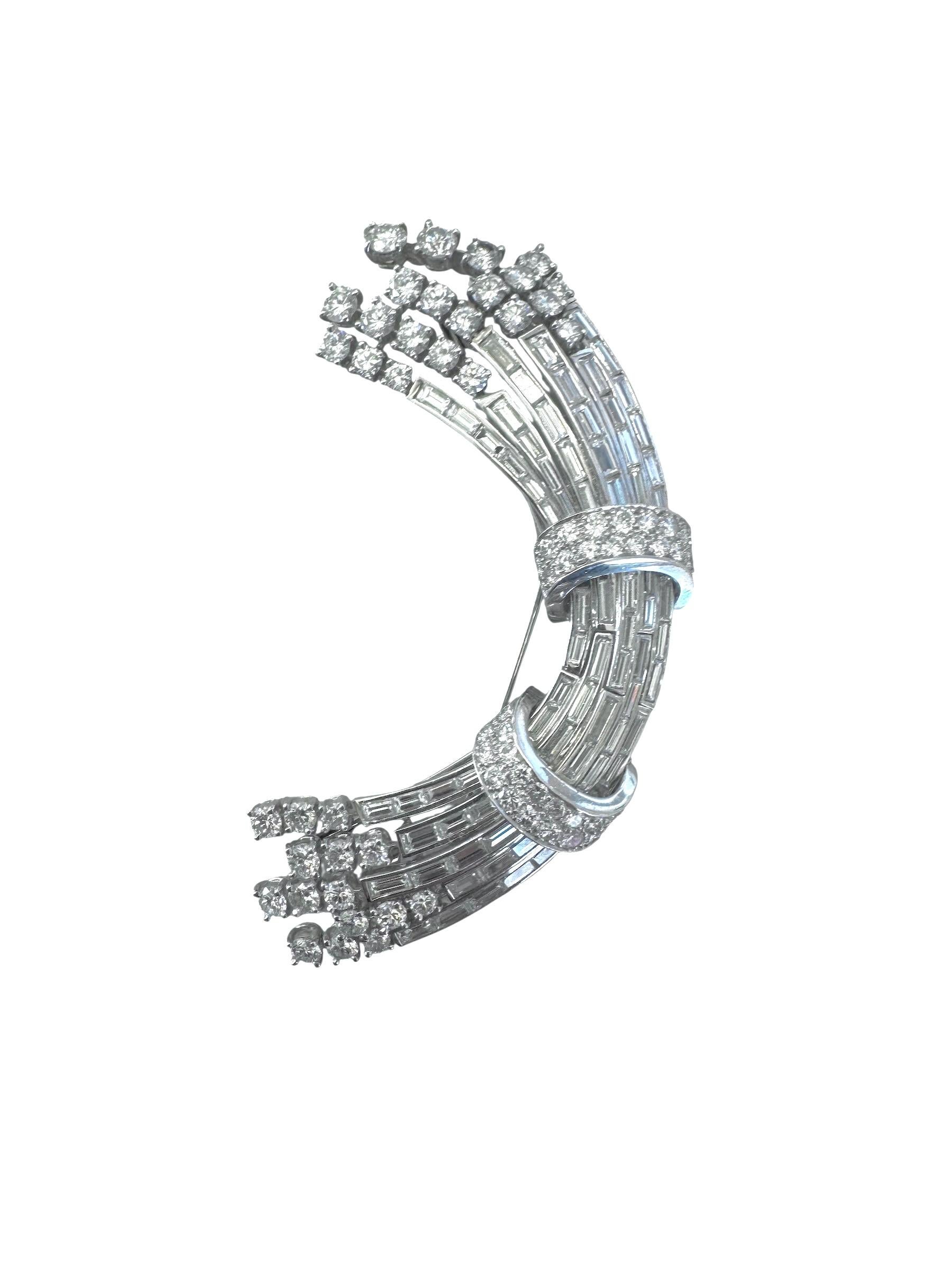 Platin-Brosche aus der Jahrhundertmitte mit runden Brillanten und Baguette-Diamanten im Angebot 10