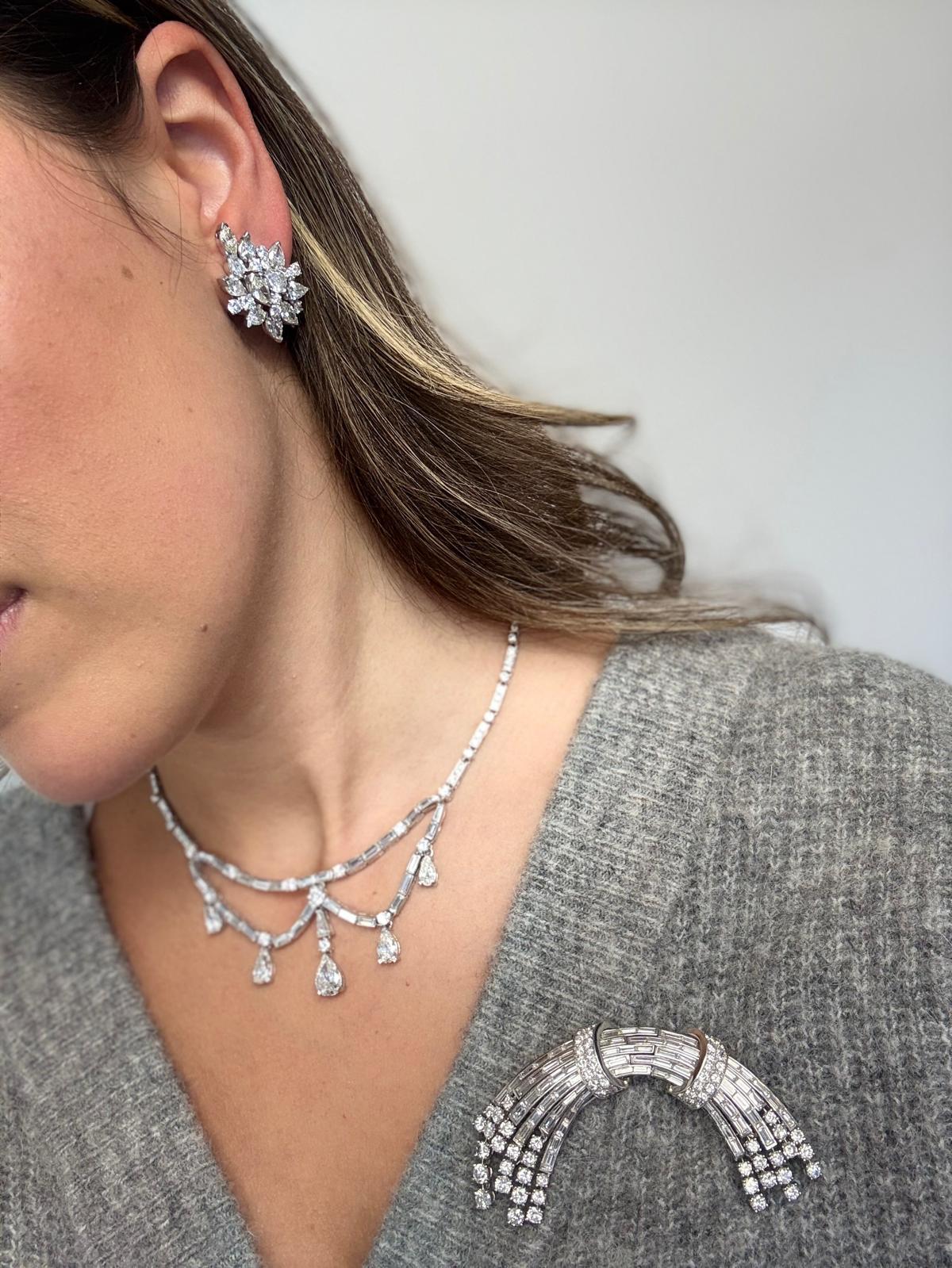 Platin-Brosche aus der Jahrhundertmitte mit runden Brillanten und Baguette-Diamanten (Baguetteschliff) im Angebot