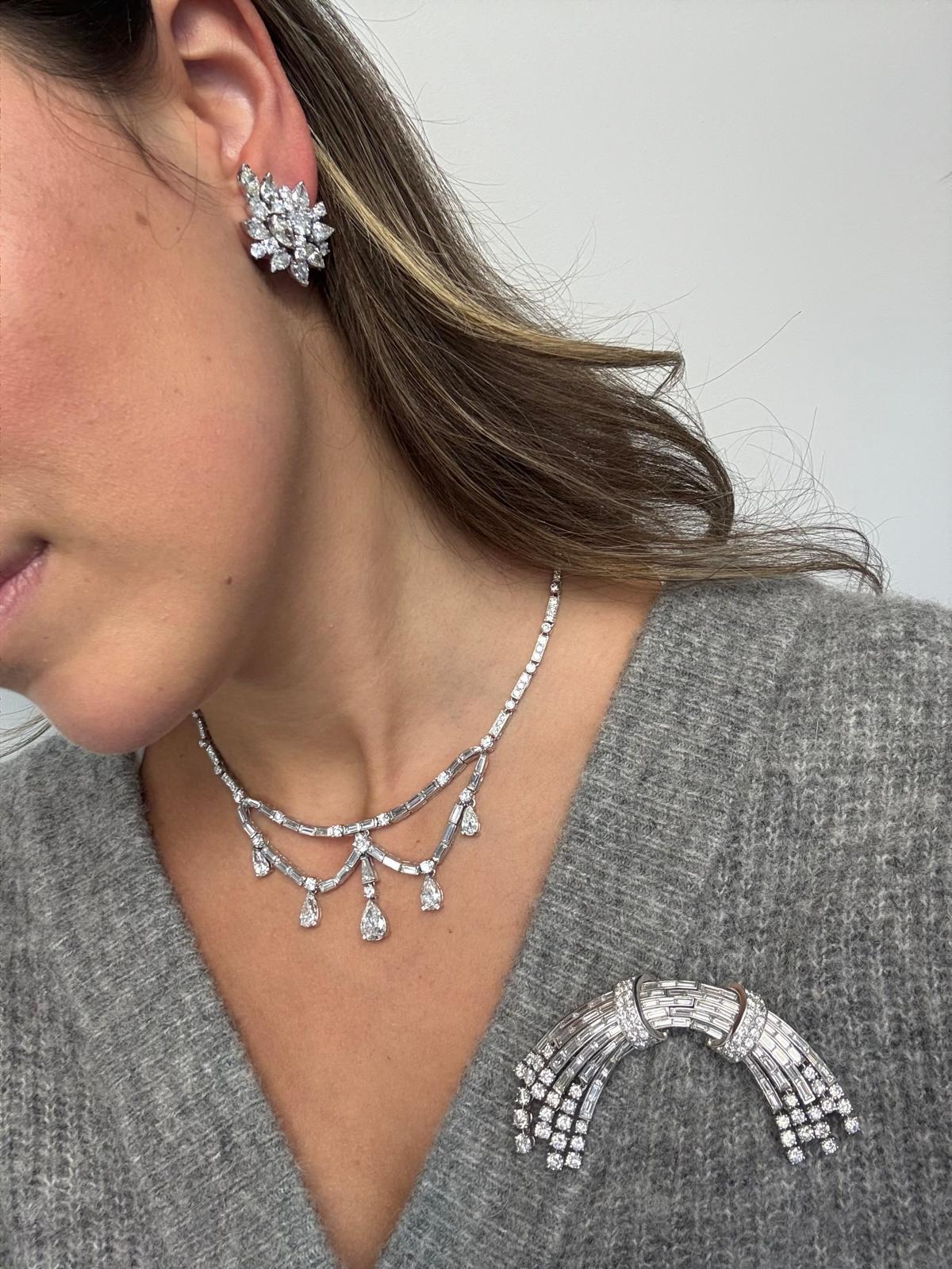 Platin-Brosche aus der Jahrhundertmitte mit runden Brillanten und Baguette-Diamanten im Zustand „Hervorragend“ im Angebot in Great Neck Plaza, NY