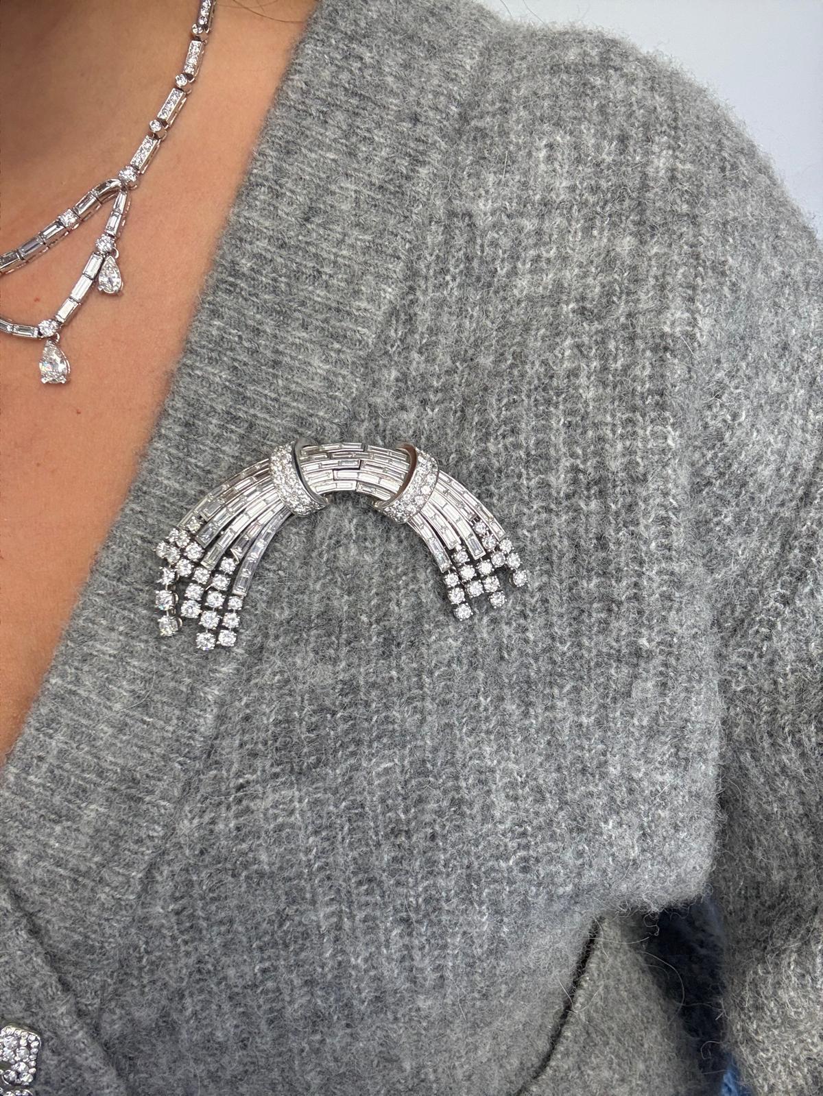 Platin-Brosche aus der Jahrhundertmitte mit runden Brillanten und Baguette-Diamanten für Damen oder Herren im Angebot