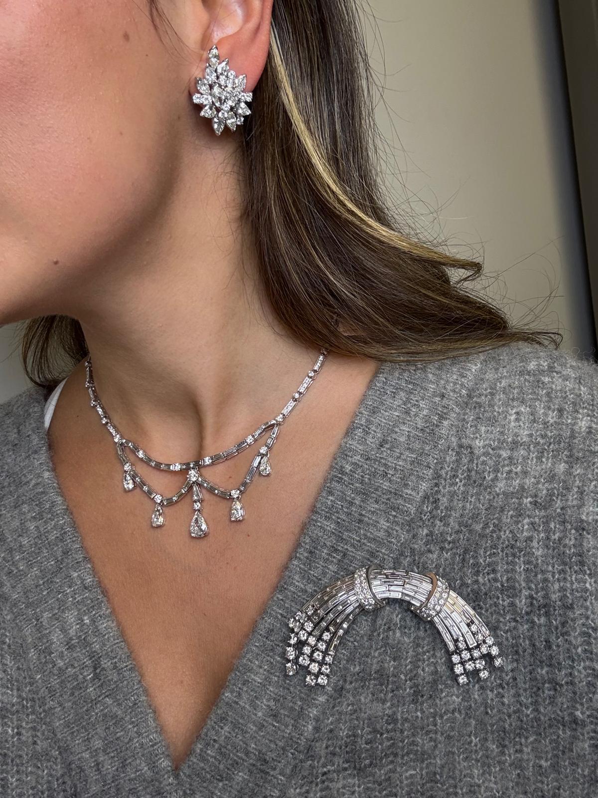 Platin-Brosche aus der Jahrhundertmitte mit runden Brillanten und Baguette-Diamanten im Angebot 1