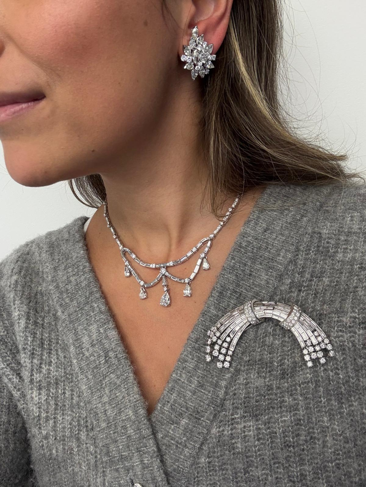 Platin-Brosche aus der Jahrhundertmitte mit runden Brillanten und Baguette-Diamanten im Angebot 2