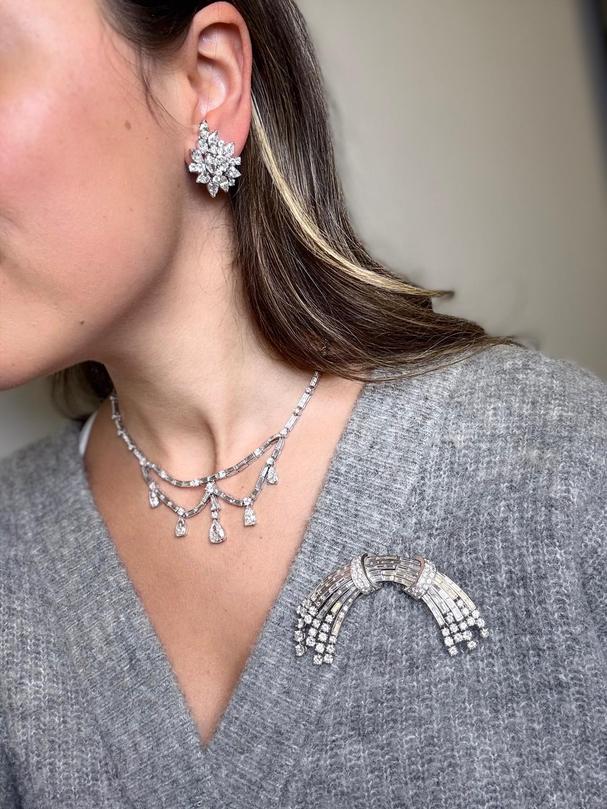 Platin-Brosche aus der Jahrhundertmitte mit runden Brillanten und Baguette-Diamanten im Angebot 3