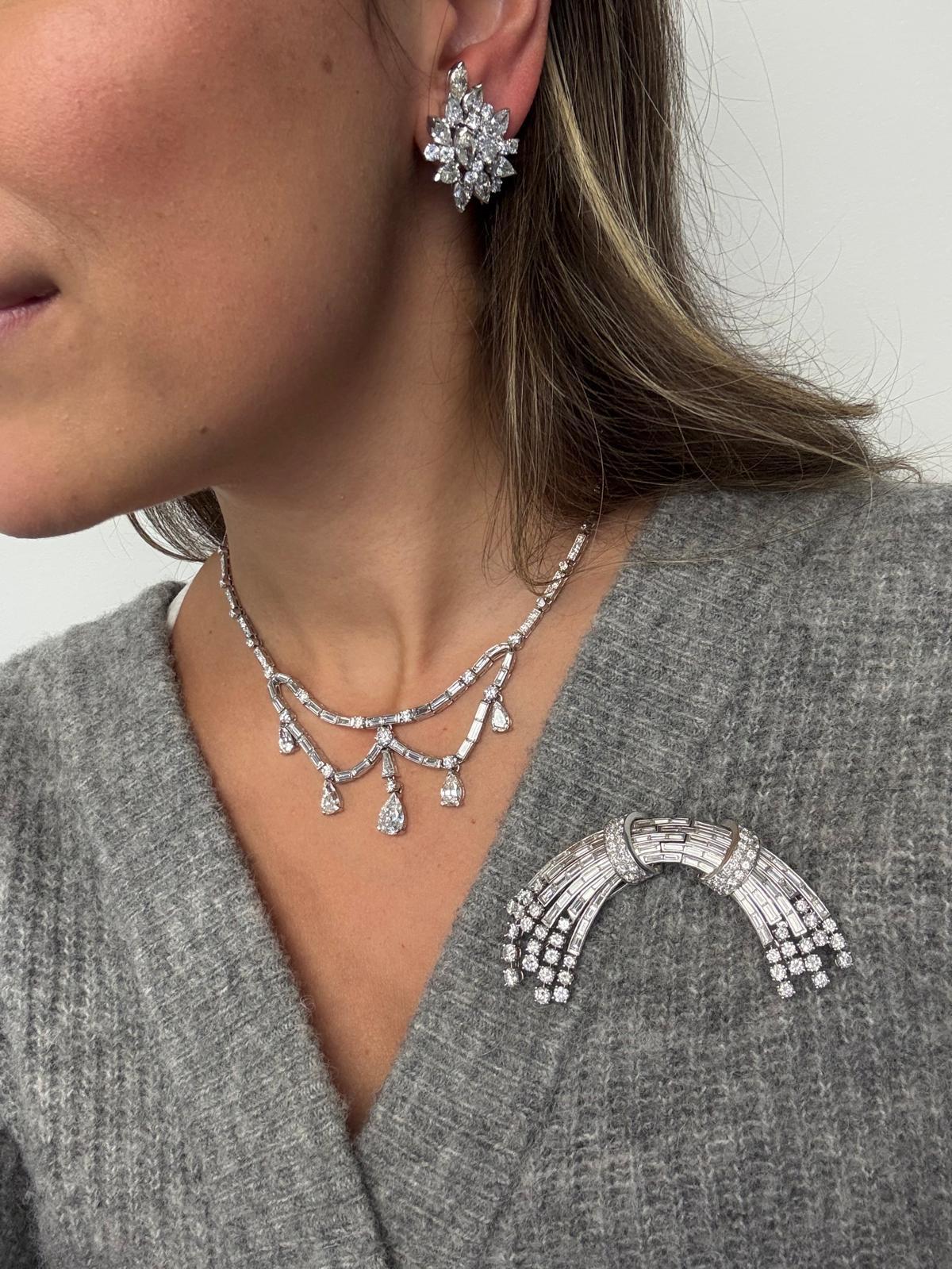 Platin-Brosche aus der Jahrhundertmitte mit runden Brillanten und Baguette-Diamanten im Angebot 4