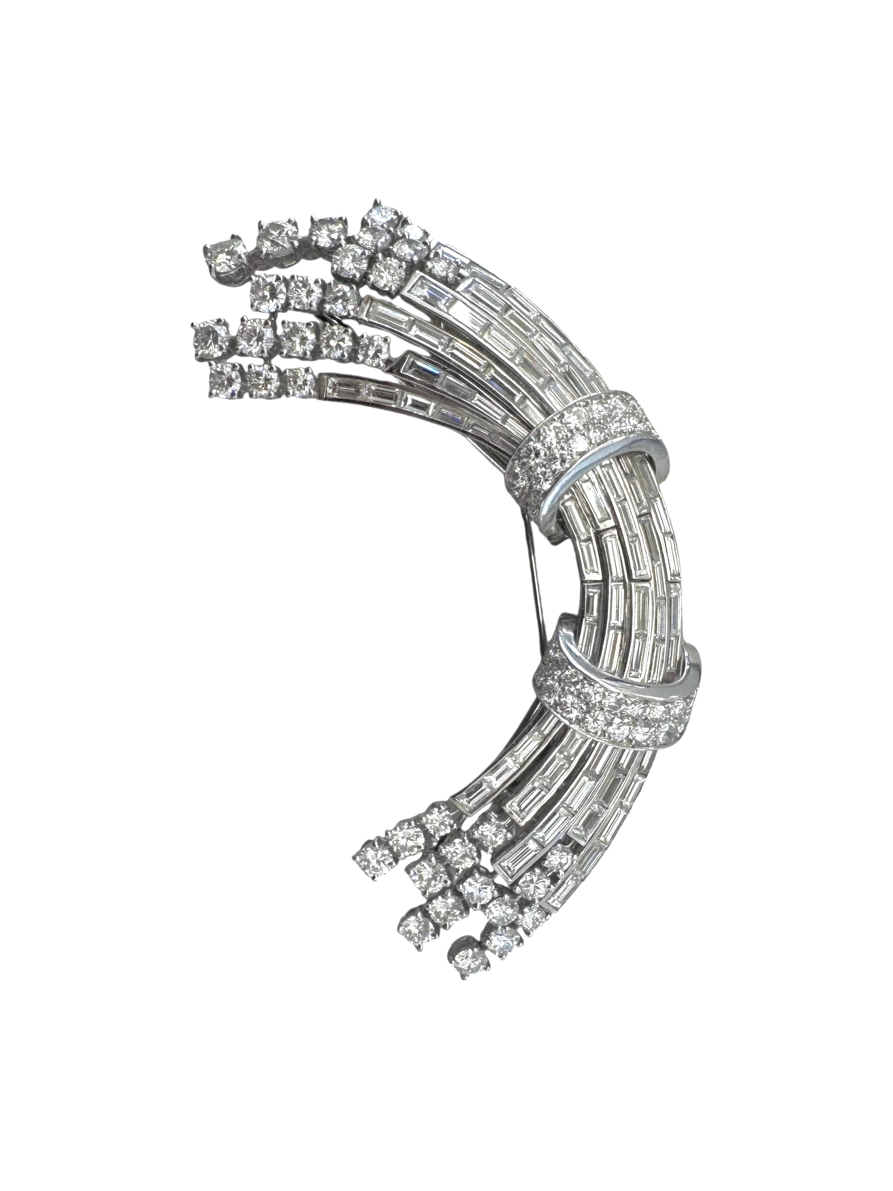 Spilla in platino di metà secolo con diamanti tondi Brillianti e Baguette