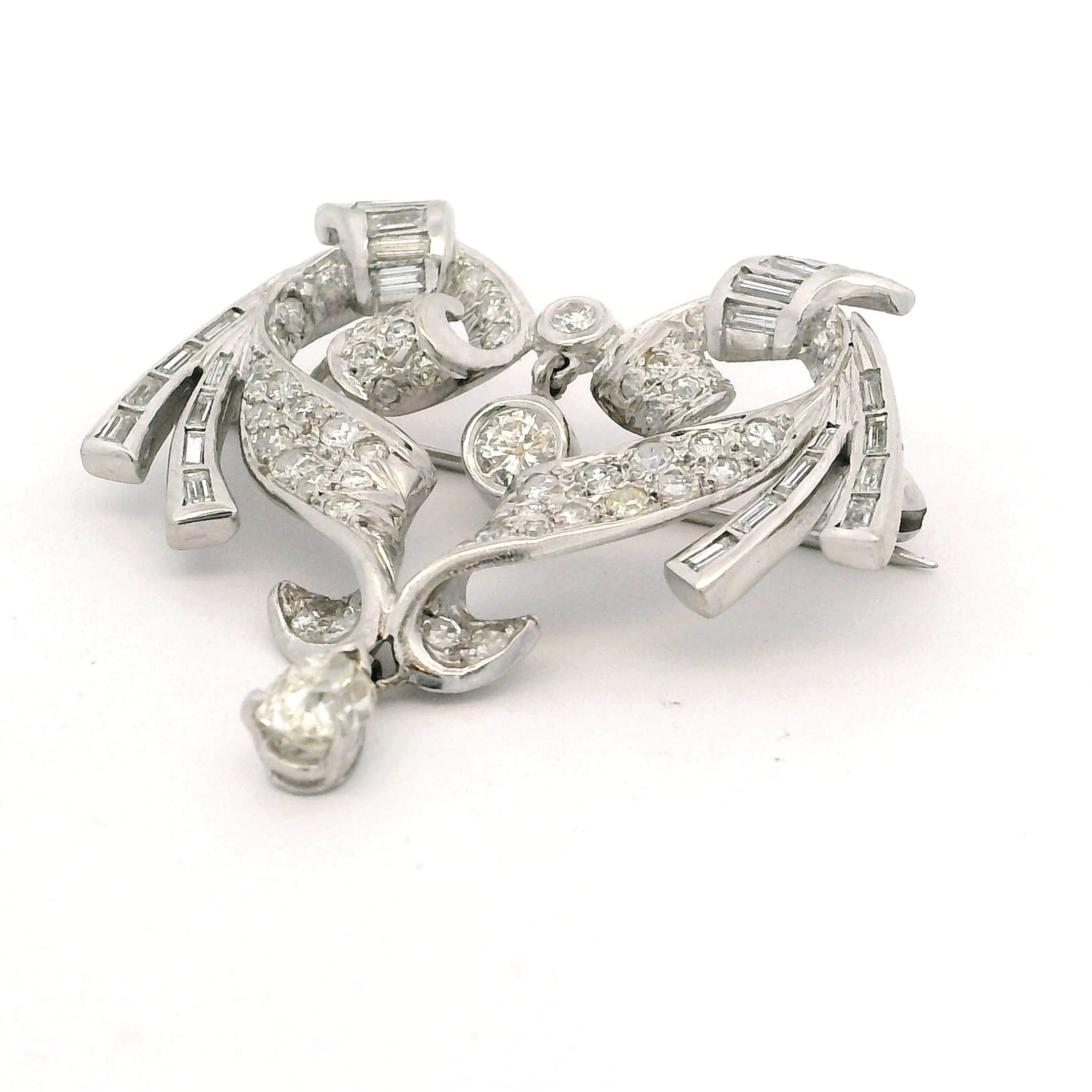 Collana con spilla-pendente convertibile in platino e diamanti di metà secolo, 3,00 carati in vendita 6