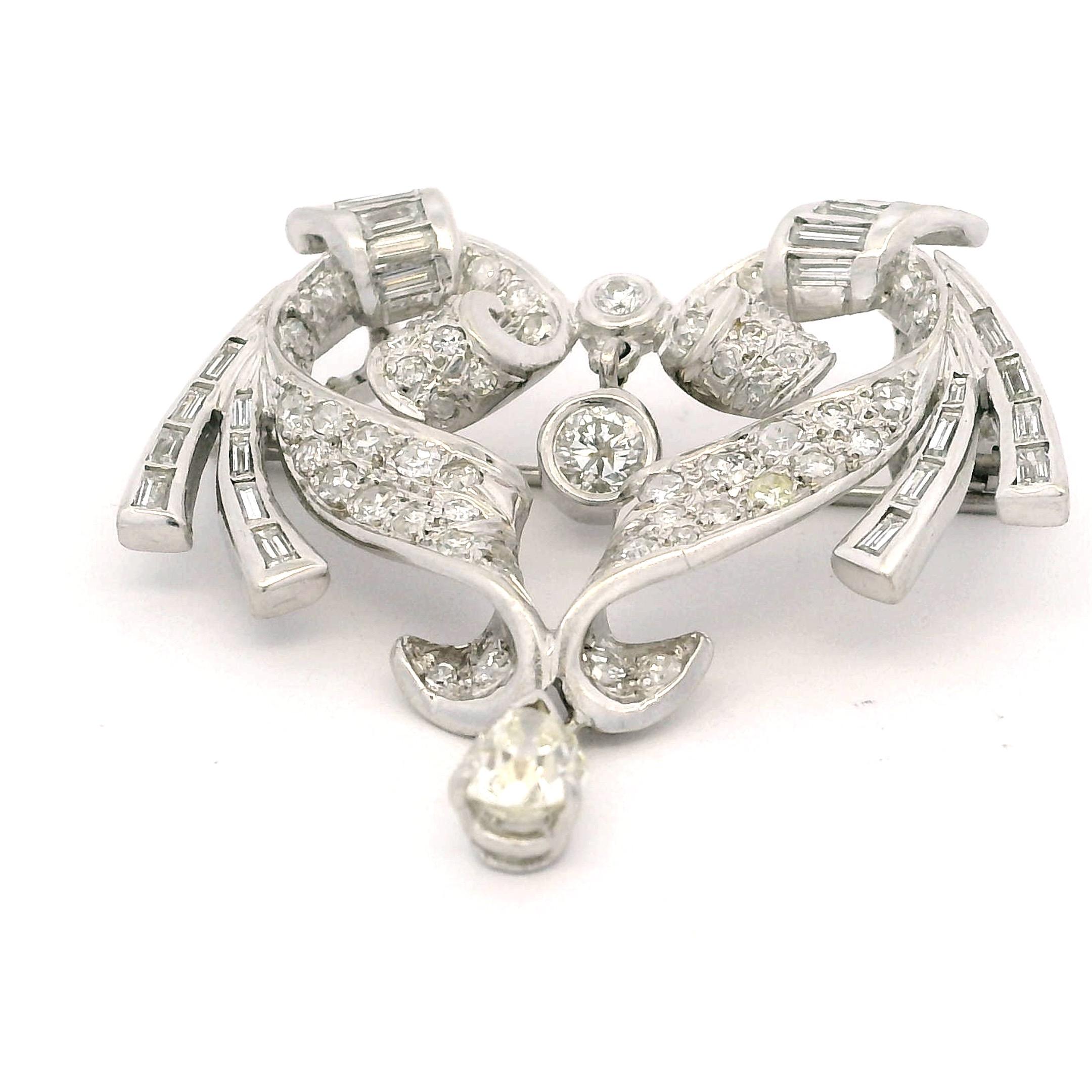 Collana con spilla-pendente convertibile in platino e diamanti di metà secolo, 3,00 carati in vendita 7