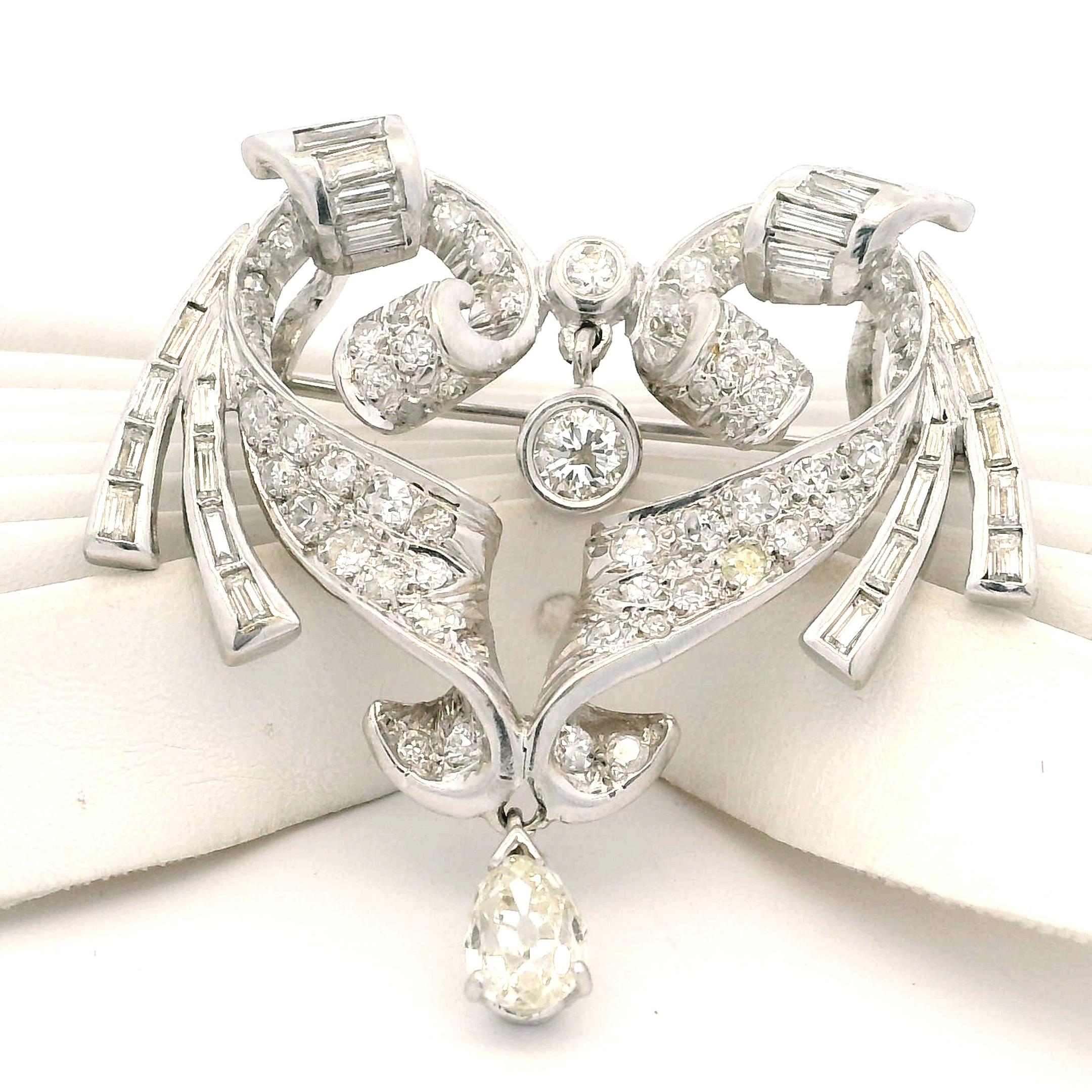 Collana con spilla-pendente convertibile in platino e diamanti di metà secolo, 3,00 carati in vendita 8